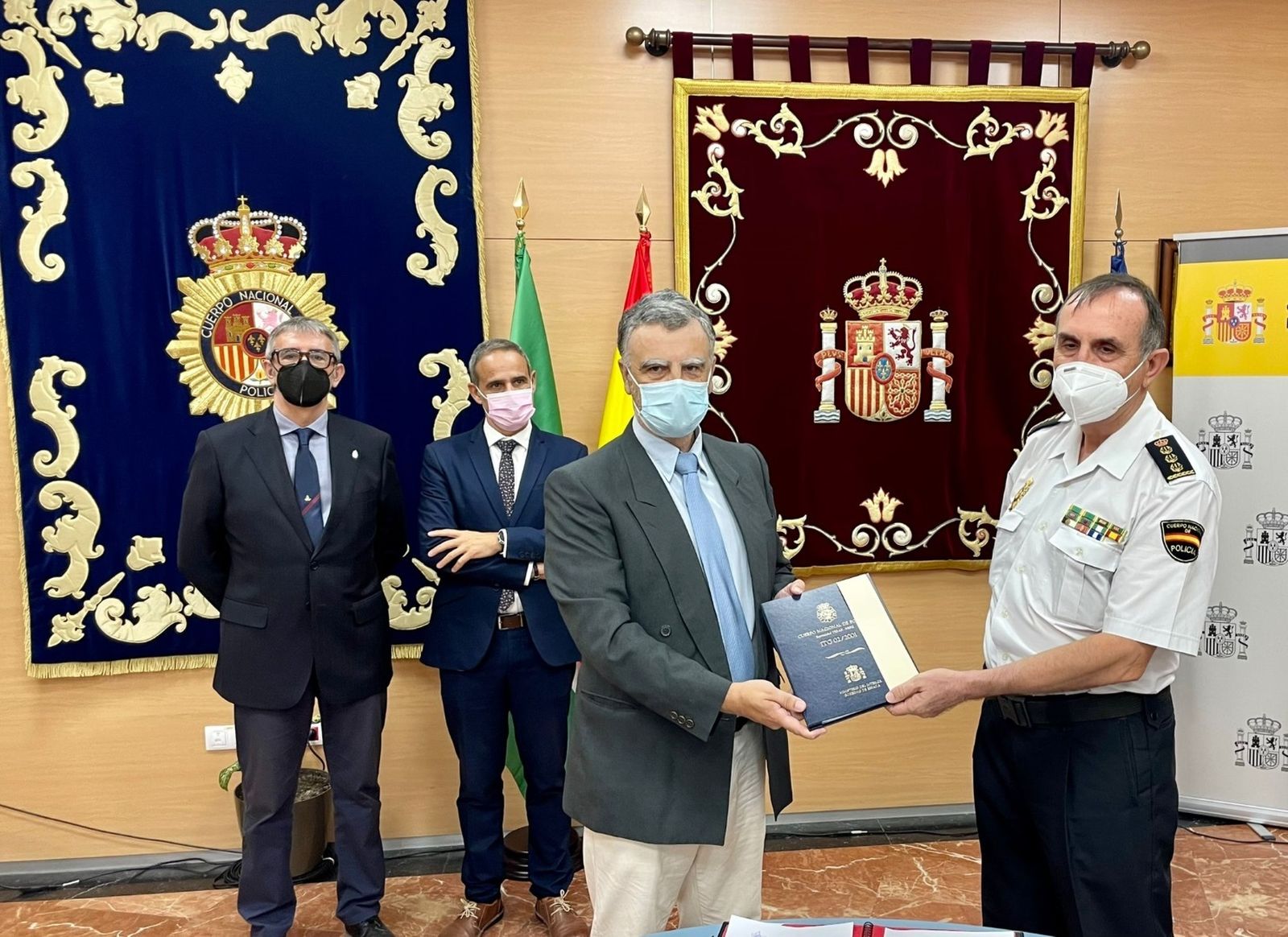 El comisario Antonio Ramírez entrega la documentación al catedrático Luis Ramón Ruiz.