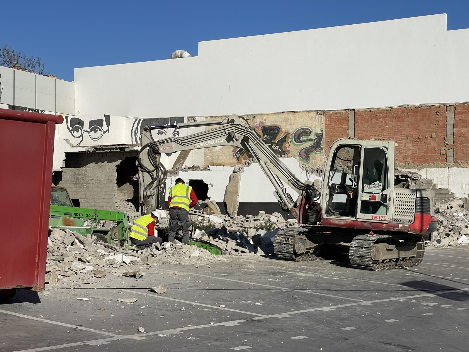 Las imágenes de la demolición del cine Tenis de Garrucha