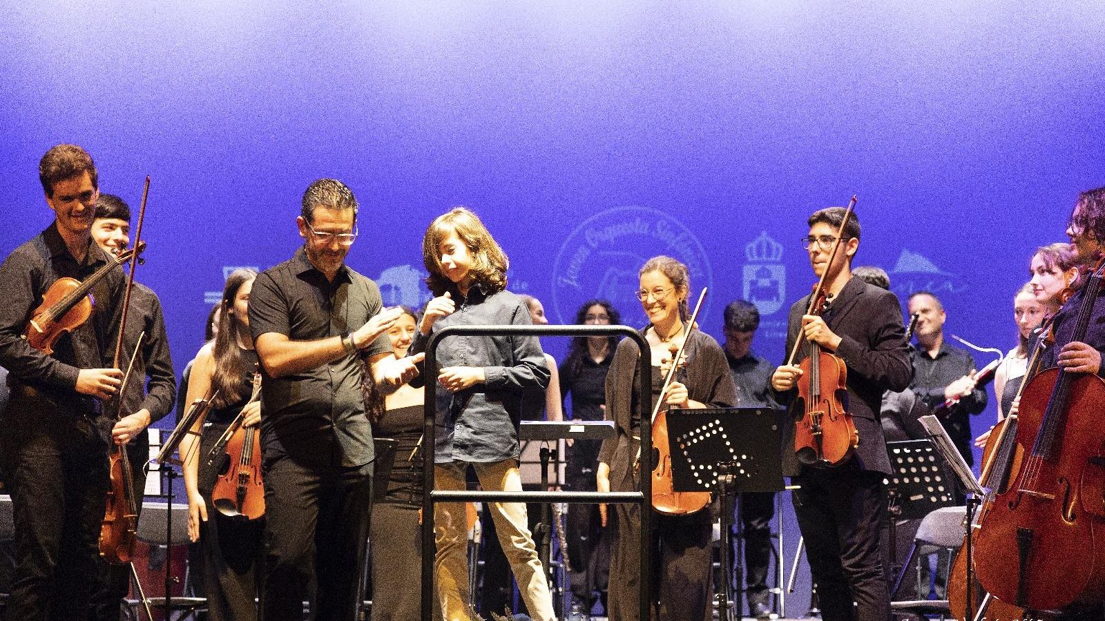 El joven Smith Garduño recibe el aplauso del público y de los músicos en su reciente concierto en La Línea