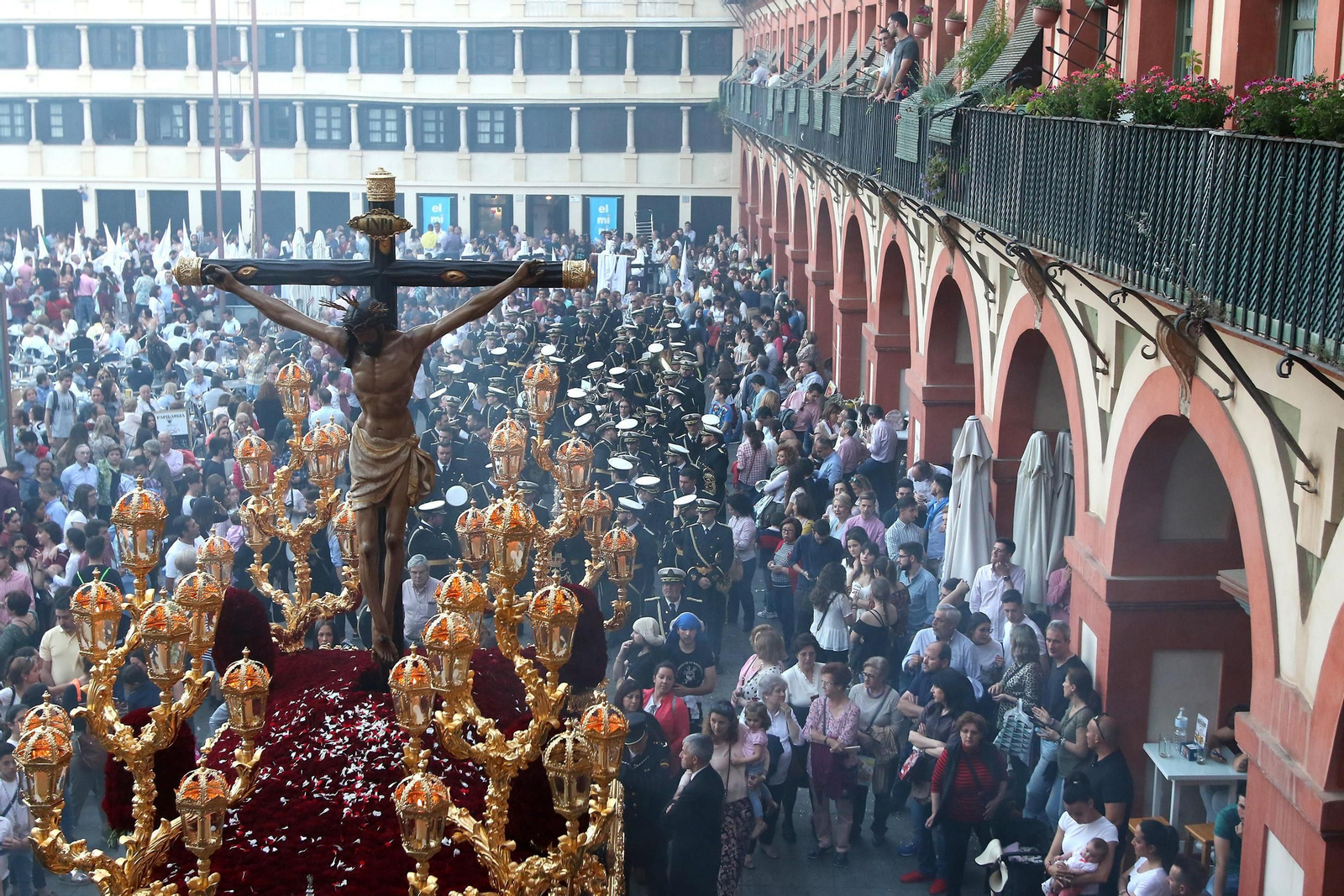 El Cristo de la Misericordia, a su paso por la Plaza de la Corredera.