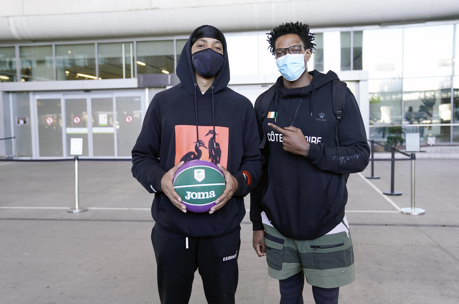 Las fotos del primer día de Malcolm Thomas: aeropuerto, examen médico y entrenamiento