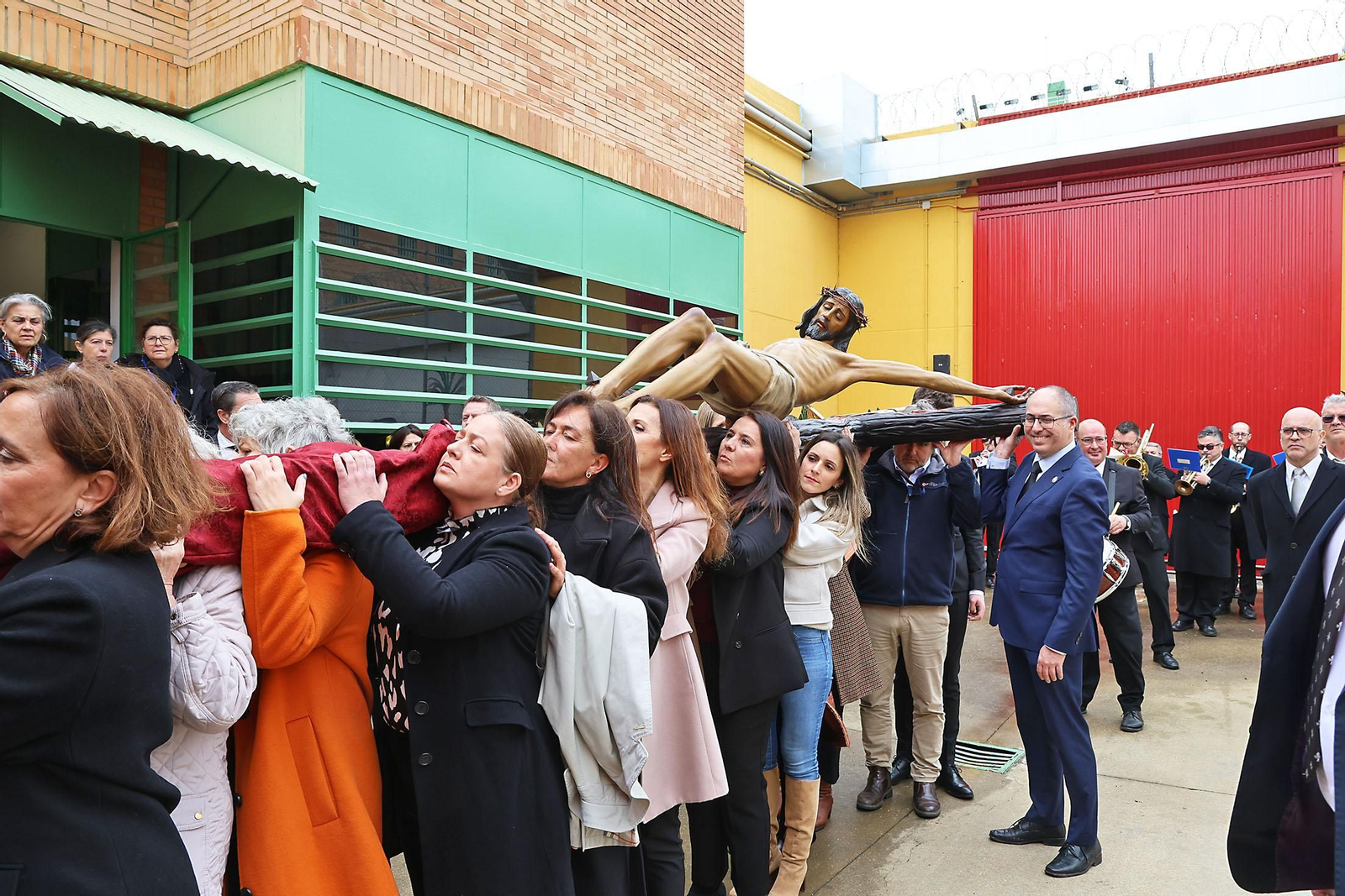 Las mejores imágenes del traslado del Cristo de la Pasión al Centro Penitenciario de Huelva