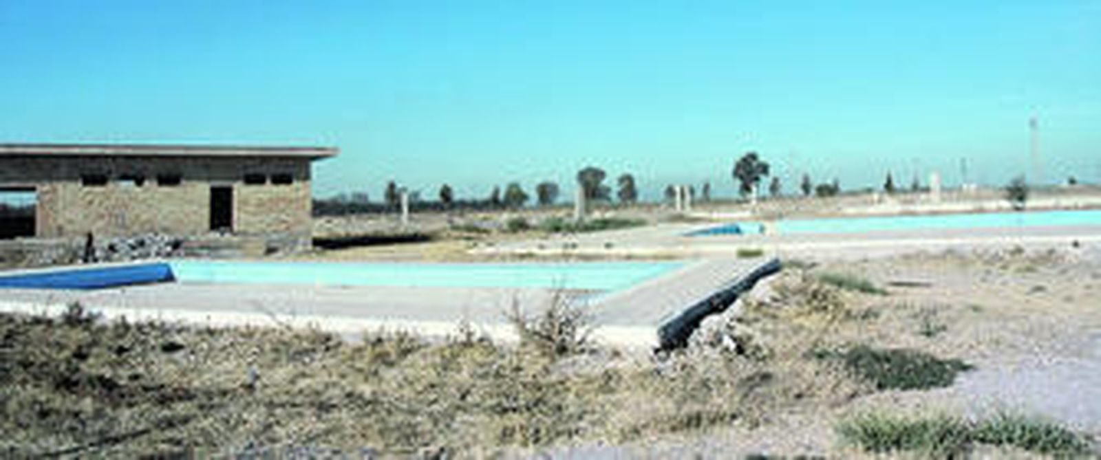 Una imagen del estado actual de las obras de la piscina, sin terminar y abandonadas.