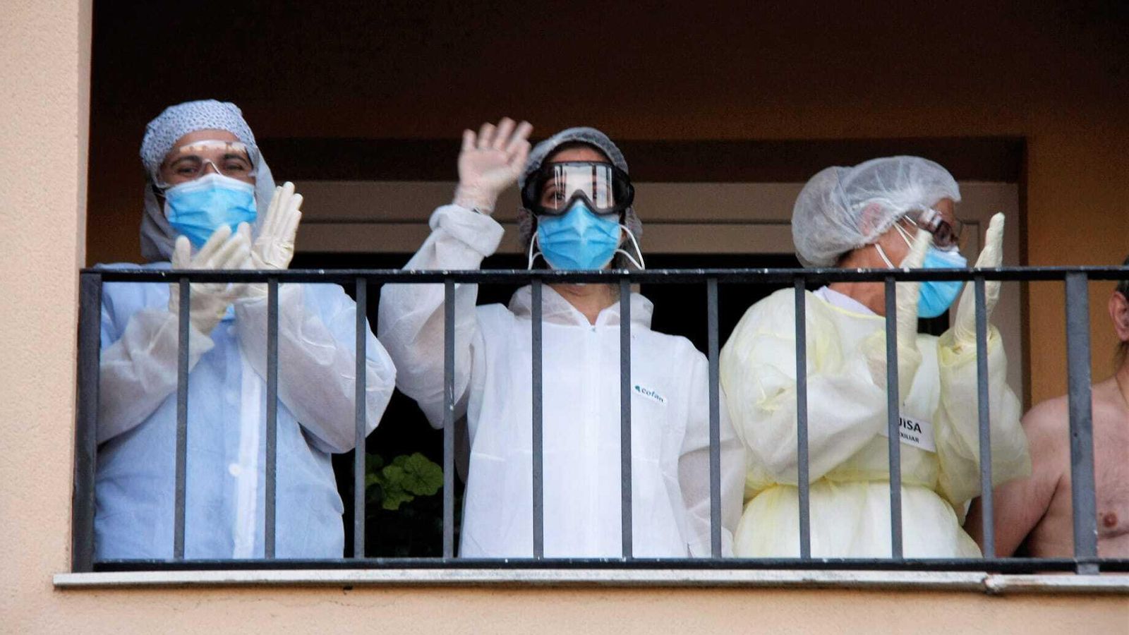 Sanitarios y cuidadores recibieron también el apoyo de los vecinos.