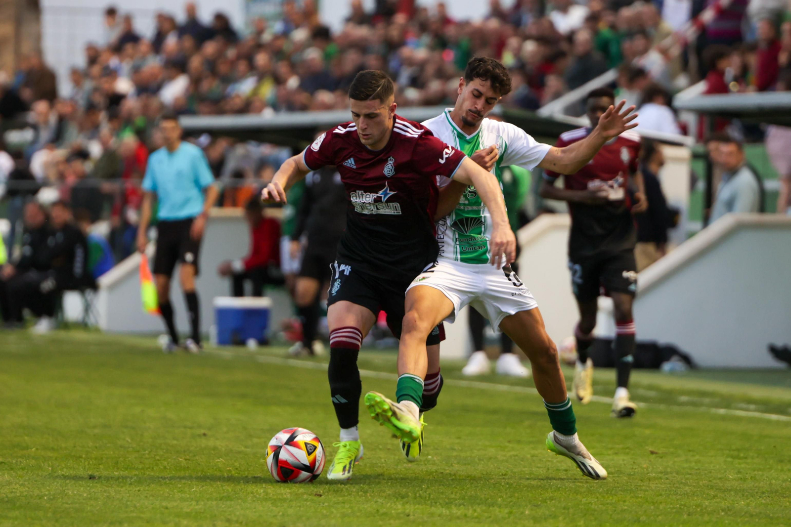 Pugna por el balón entre David del Pozo y David Rodríguez