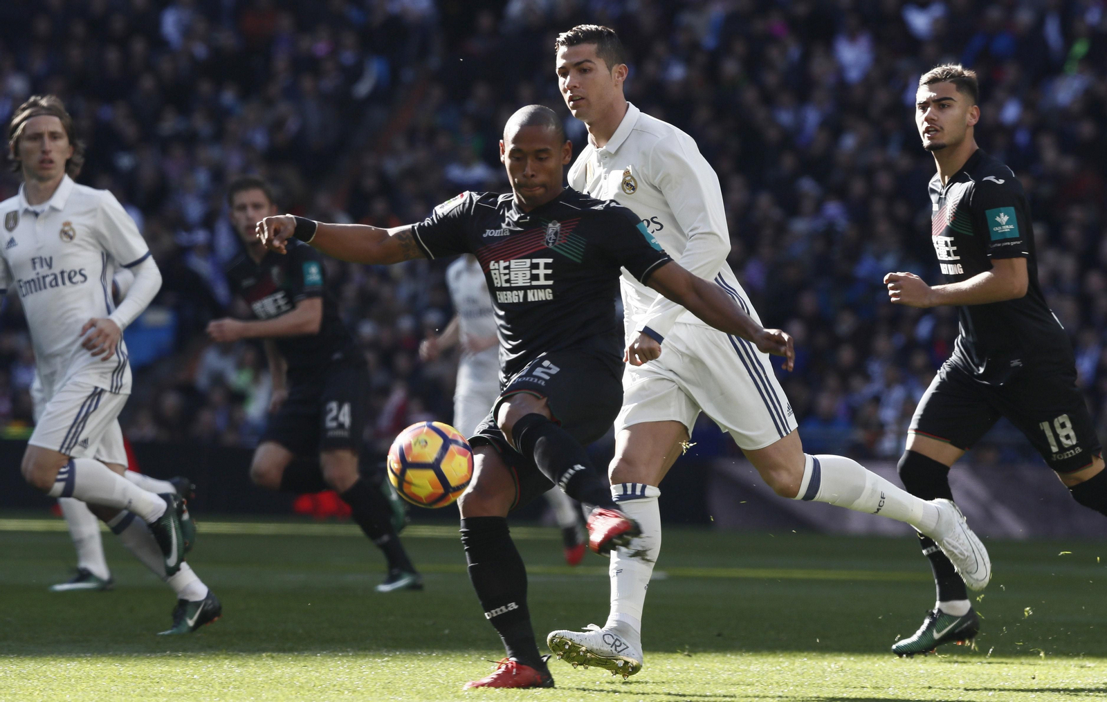 Gabriel Silva golpea un esférico en presencia de Ronaldo durante el duelo de ayer en Madrid.