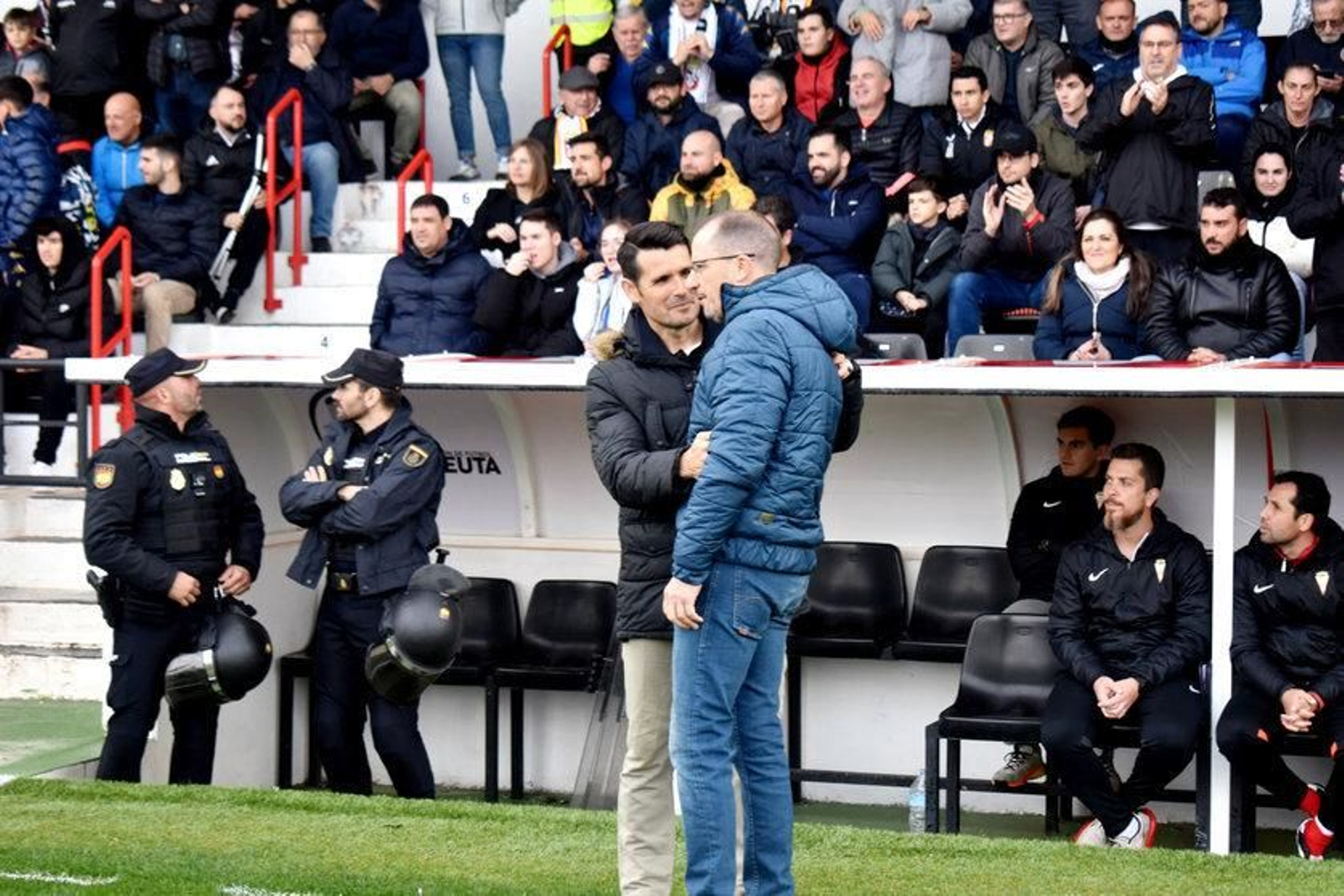 Escobar y Romero se saludan antes de comenzar el encuentro
