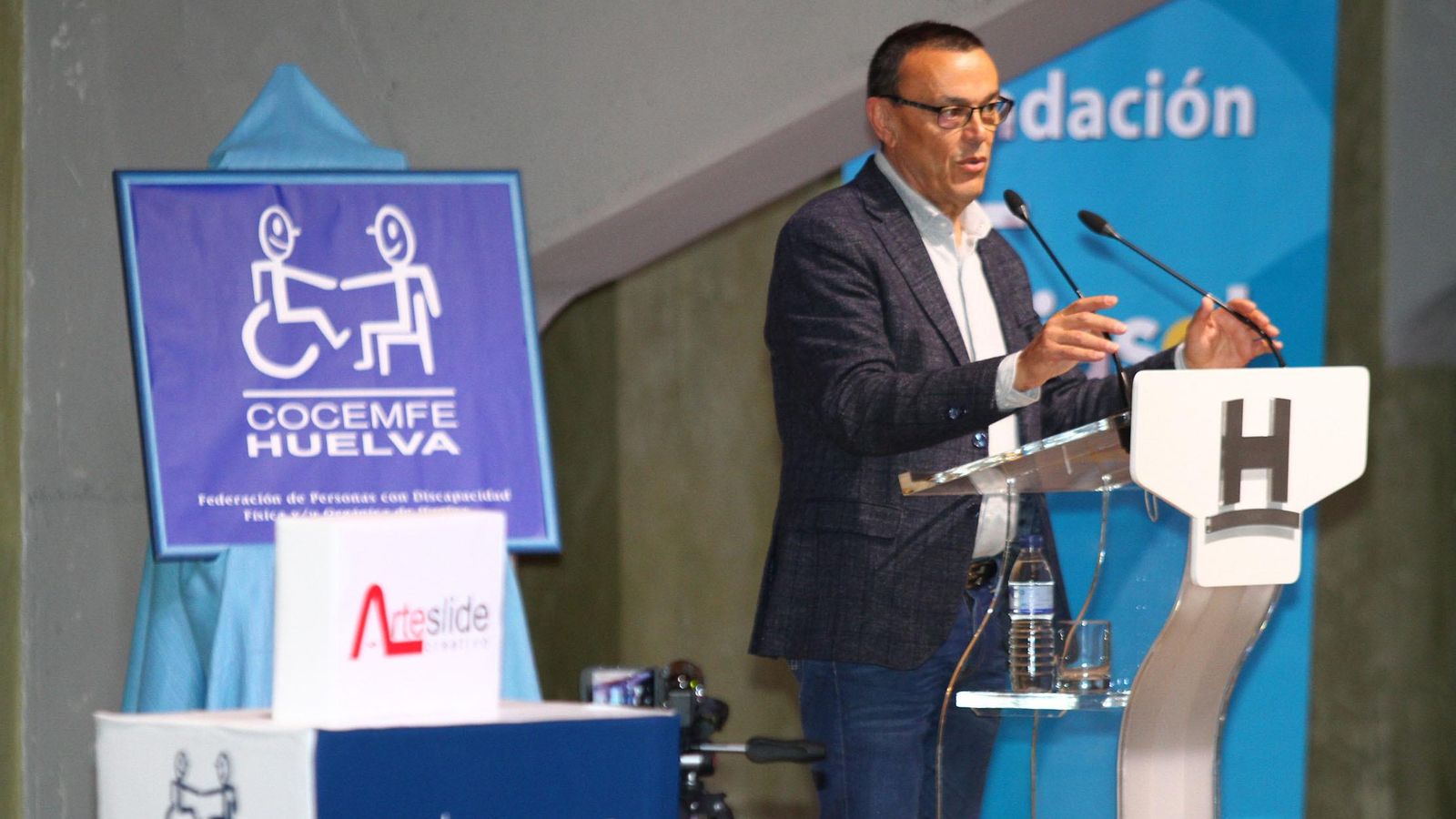 El presidente de la Diputación de Huelva durante su intervención.