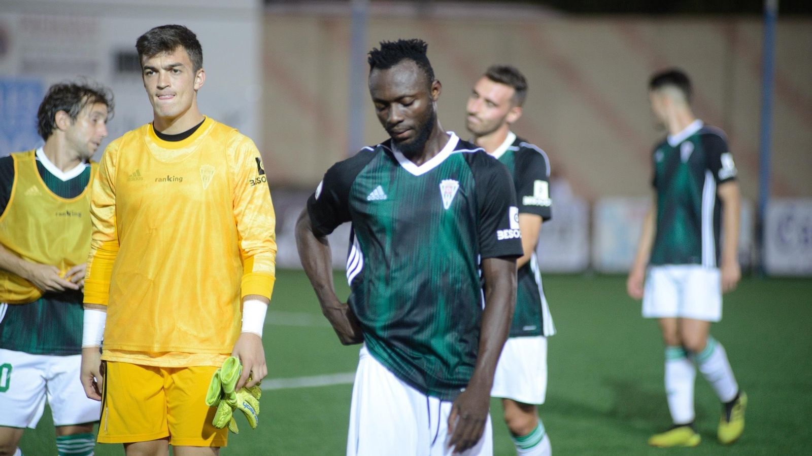 Owusu, cariacontecido, abandona el terreno de juego junto a Edu Frías.