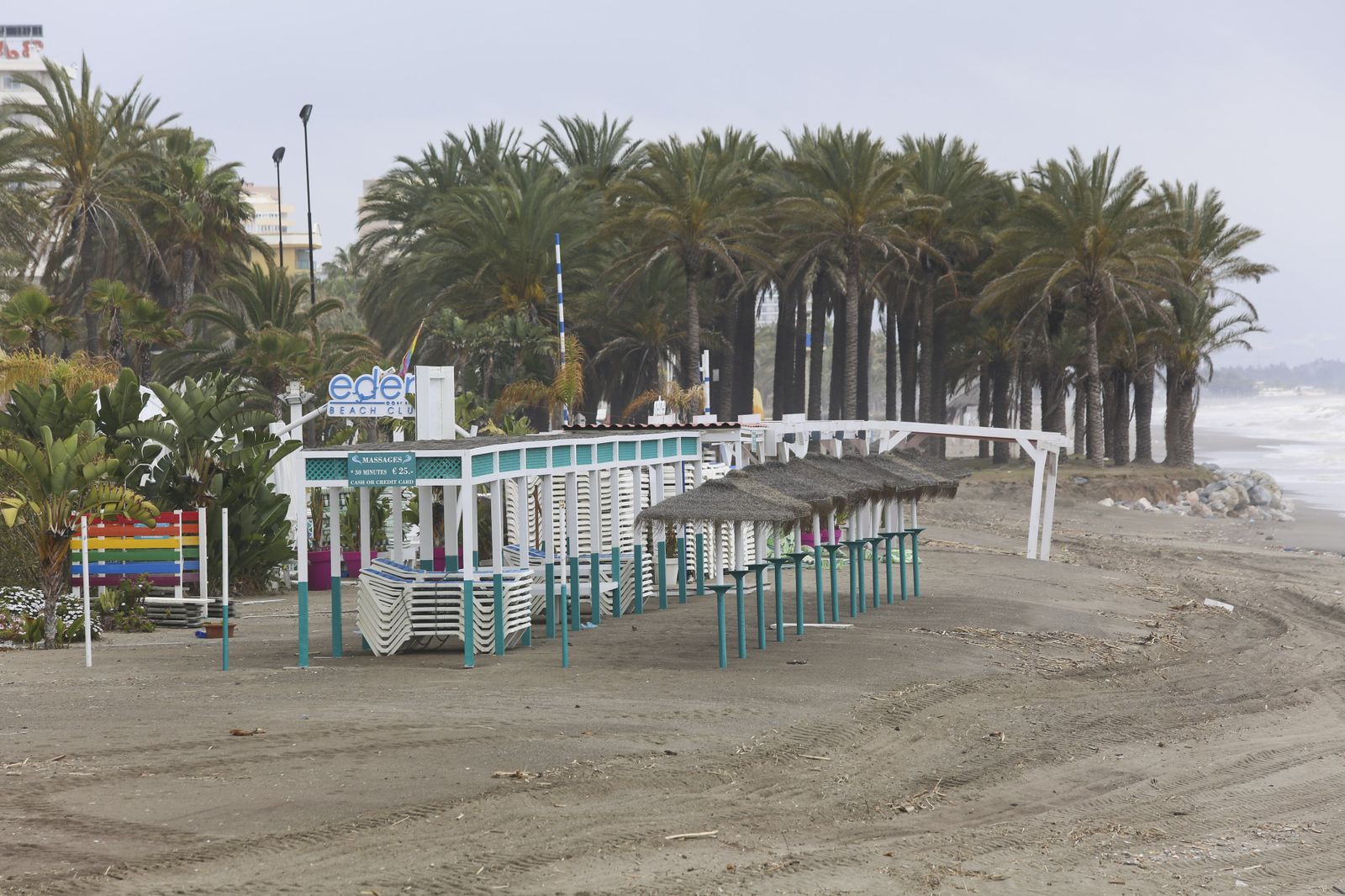 Playas cerradas en Torremolinos, la imagen del coronavirus en Málaga