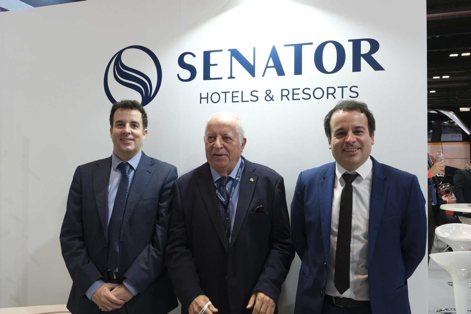 Jose María Rossell Massachs, vicepresidente y CEO, José María Rossell Recasens, fundador y presidente, y Daniel Rossell Massachs, también vicepresidente y CEO, en el stand de Senator Hotels & Resorts, en su stand de Fitur.