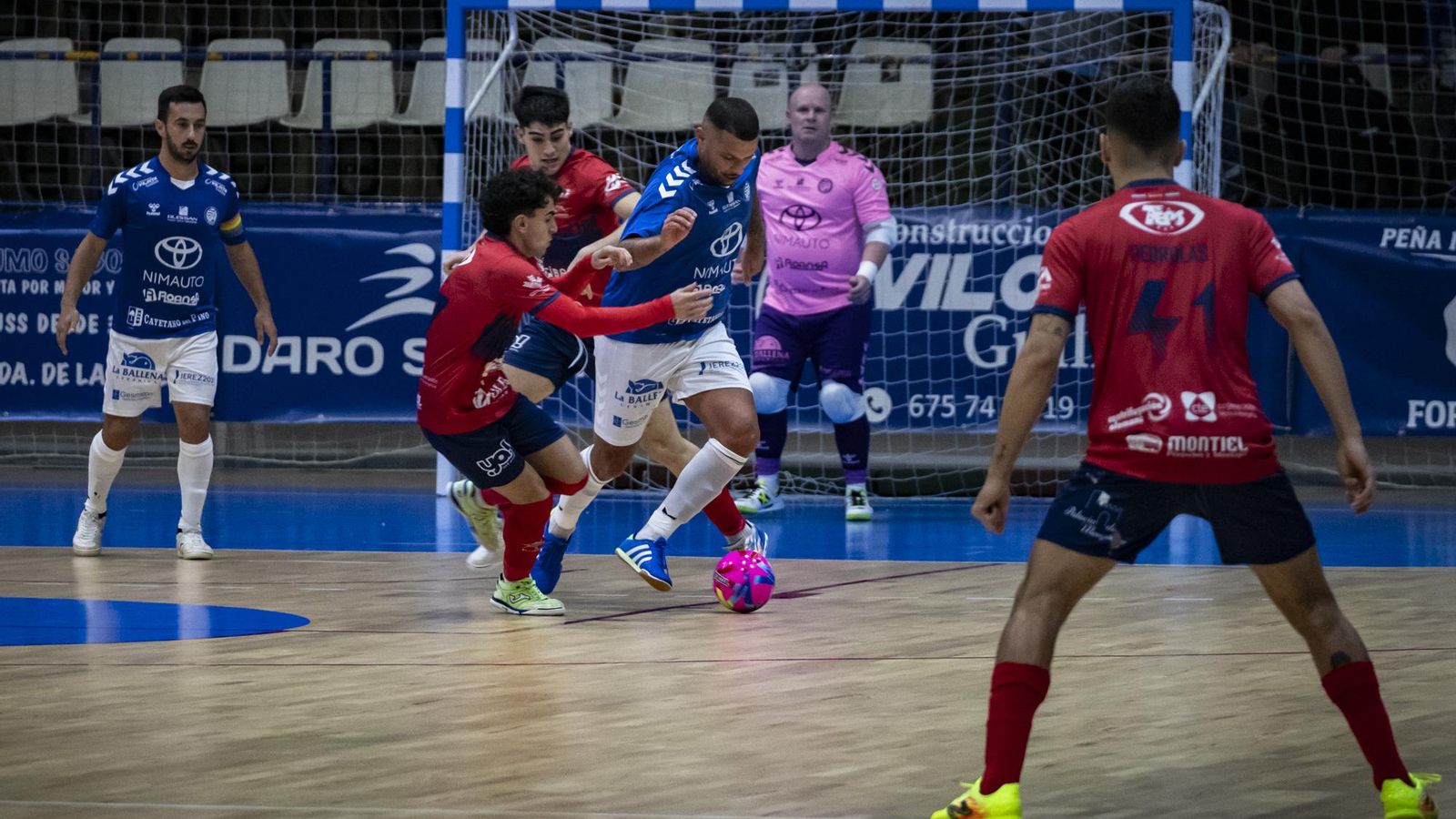 Tote intenta marcharse de un rival.