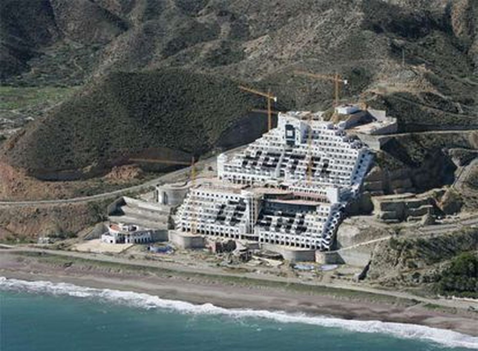 Greenpeace pide a TSJA que no dé más plazo a Carboneras con el Algarrobico