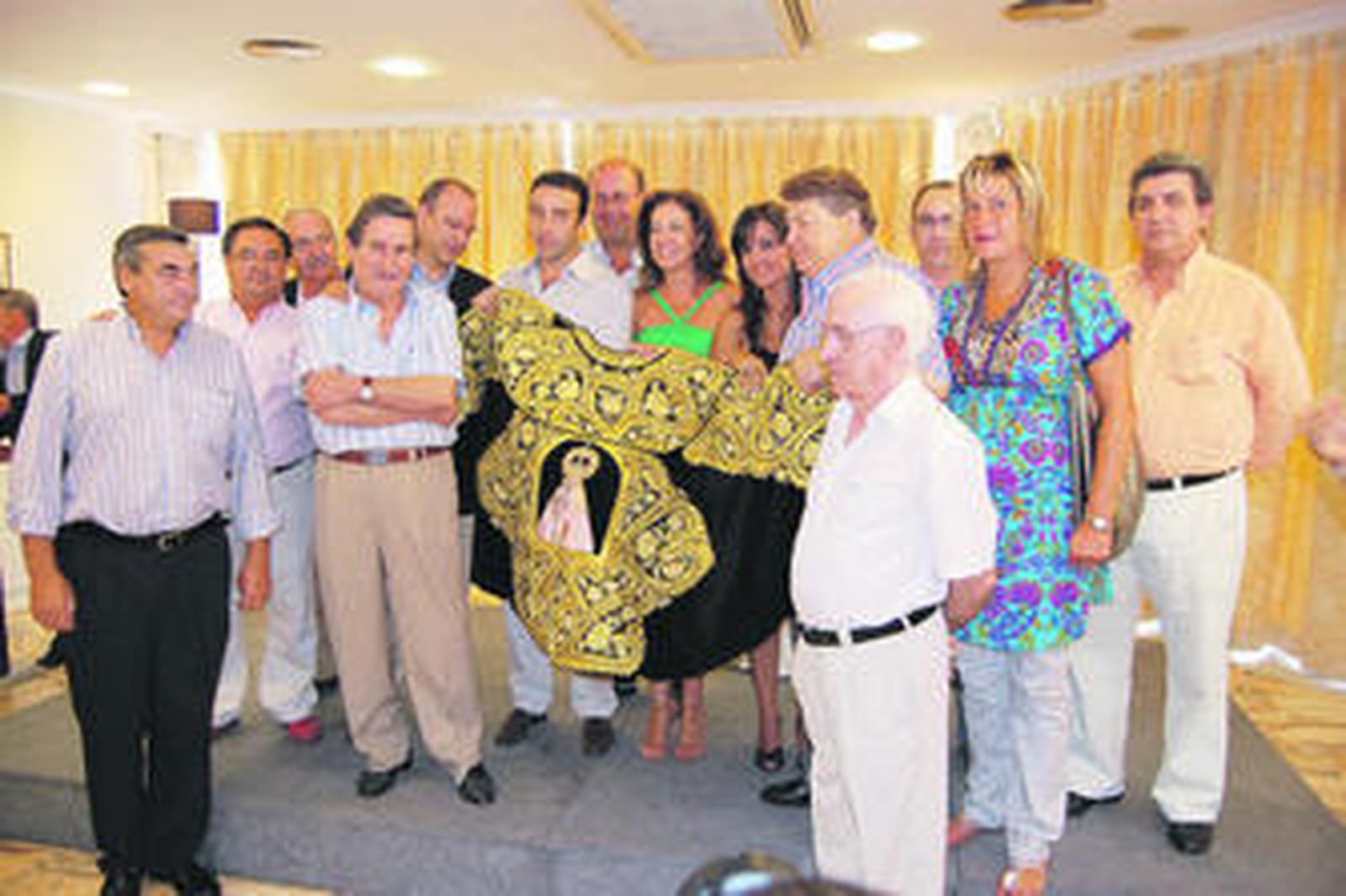 Foto de familia del acto del último capote entregado.