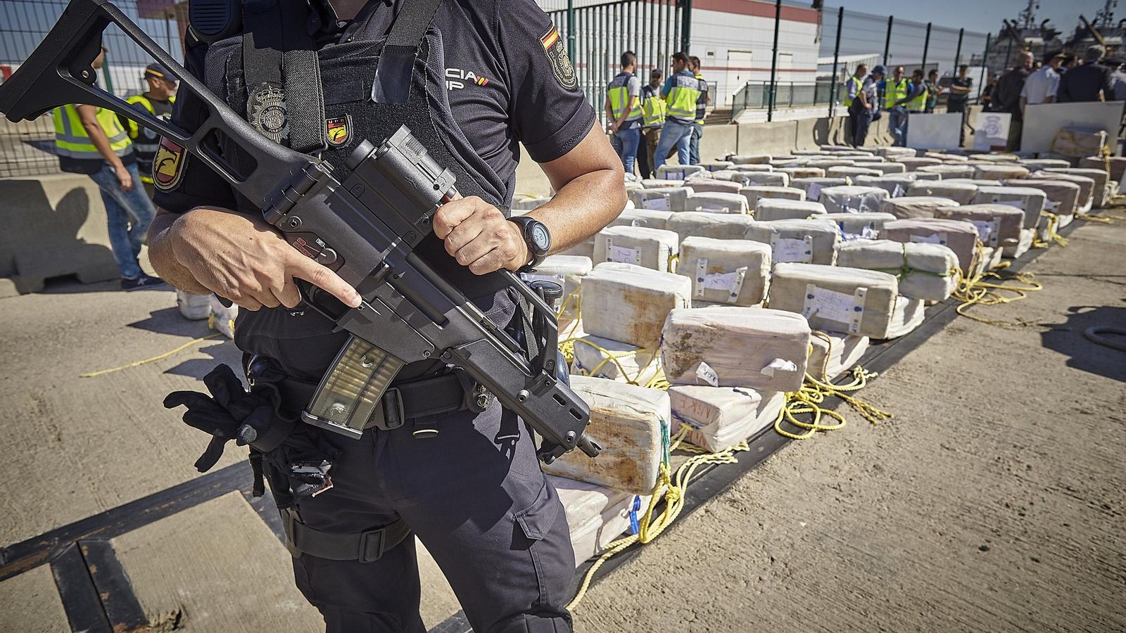 Un agente de la Policía Nacional custodia el alijo del buque 'Thoran', intervenido en octubre de 2017 y descargado en el puerto de Cádiz.