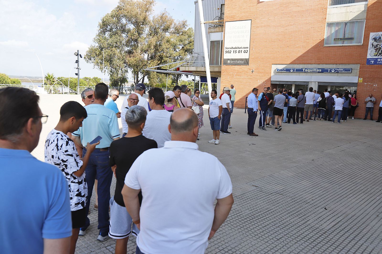 Largas colas en el Nuevo Colombino para las entradas del partido ante el Cacereño