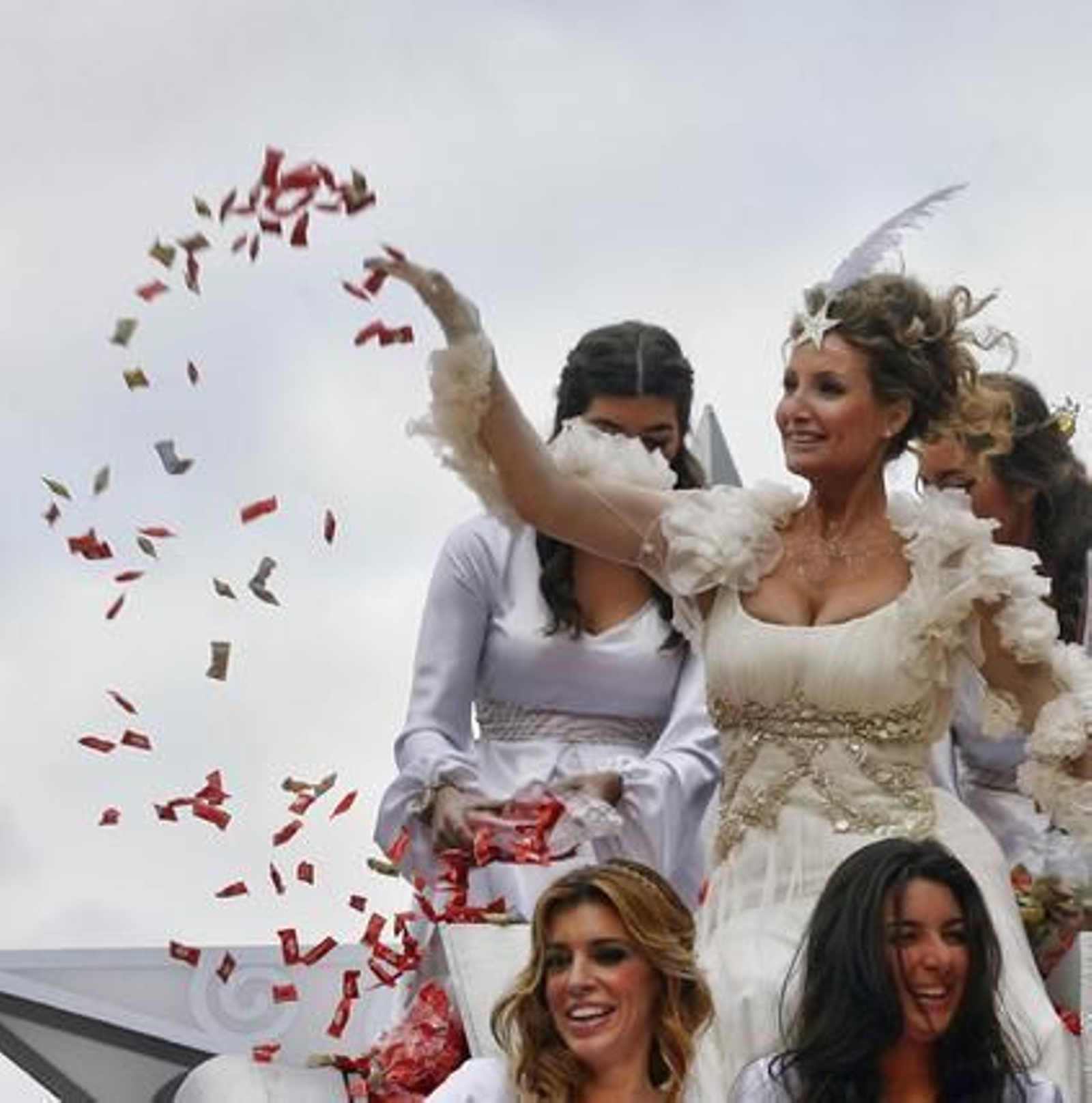 Marita Rufino como Estrella de la Ilusión lanza caramelos durante el cortejo.

Foto: Antonio Pizarro