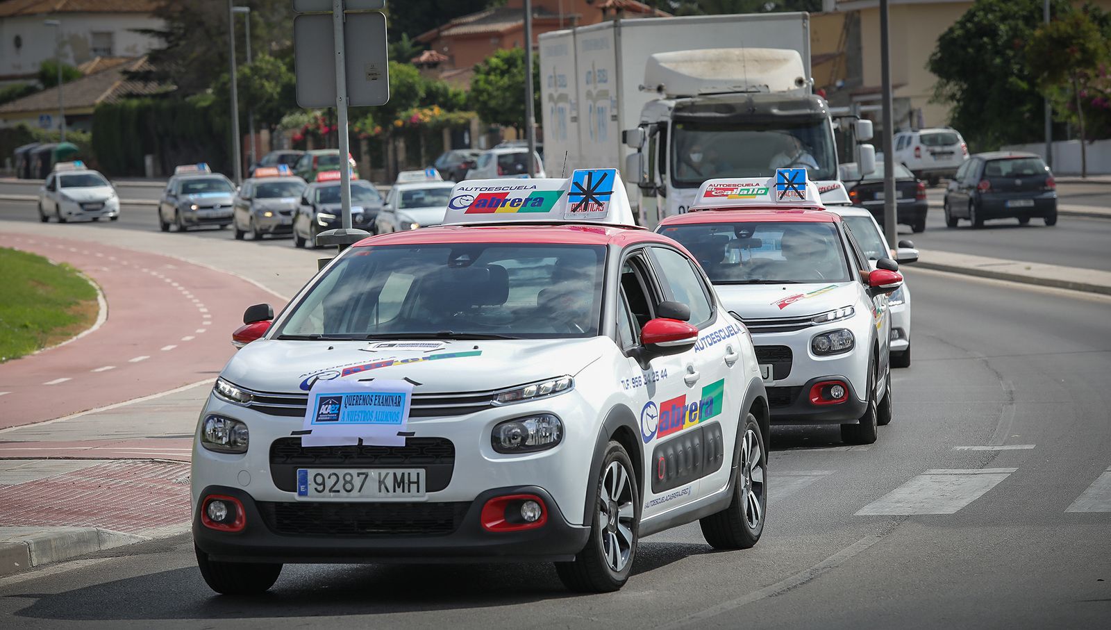 Imágenes de la caravana de protesta de las autoescuelas  por la falta de examinadores