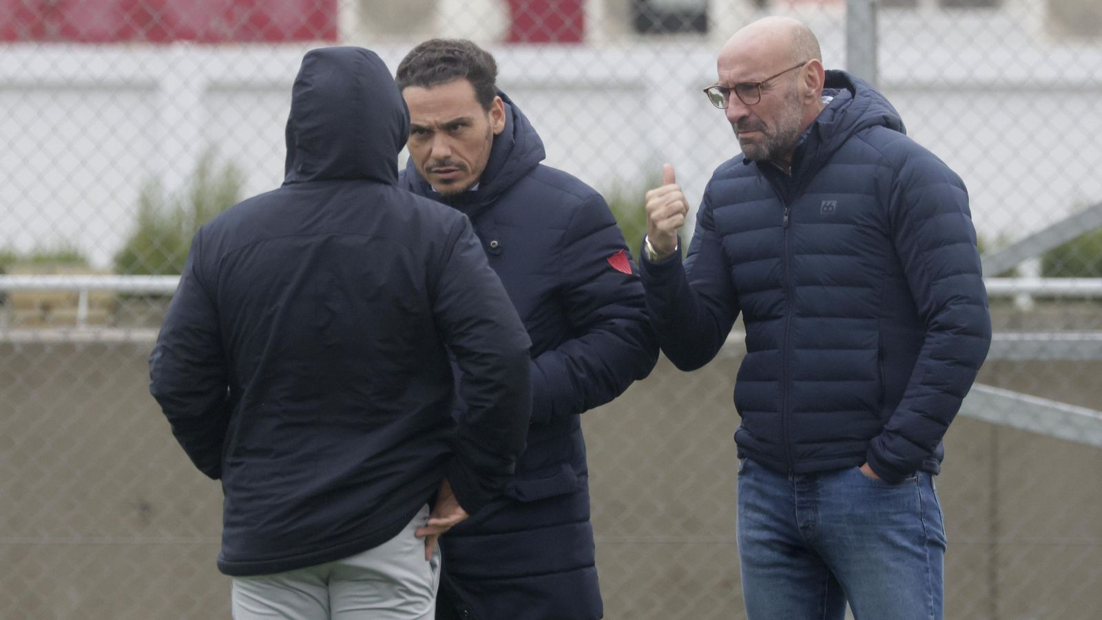 Jorge Sampaoli, de espaldas, se explica ante José María del Nido Carrasco y Monchi.