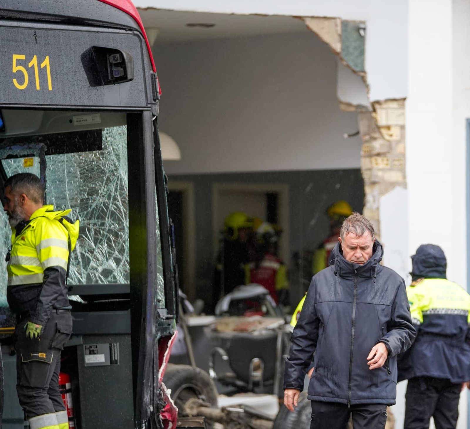 Las fotos del accidente múltiple entre un autobús de Tussam y un camión en Sevilla