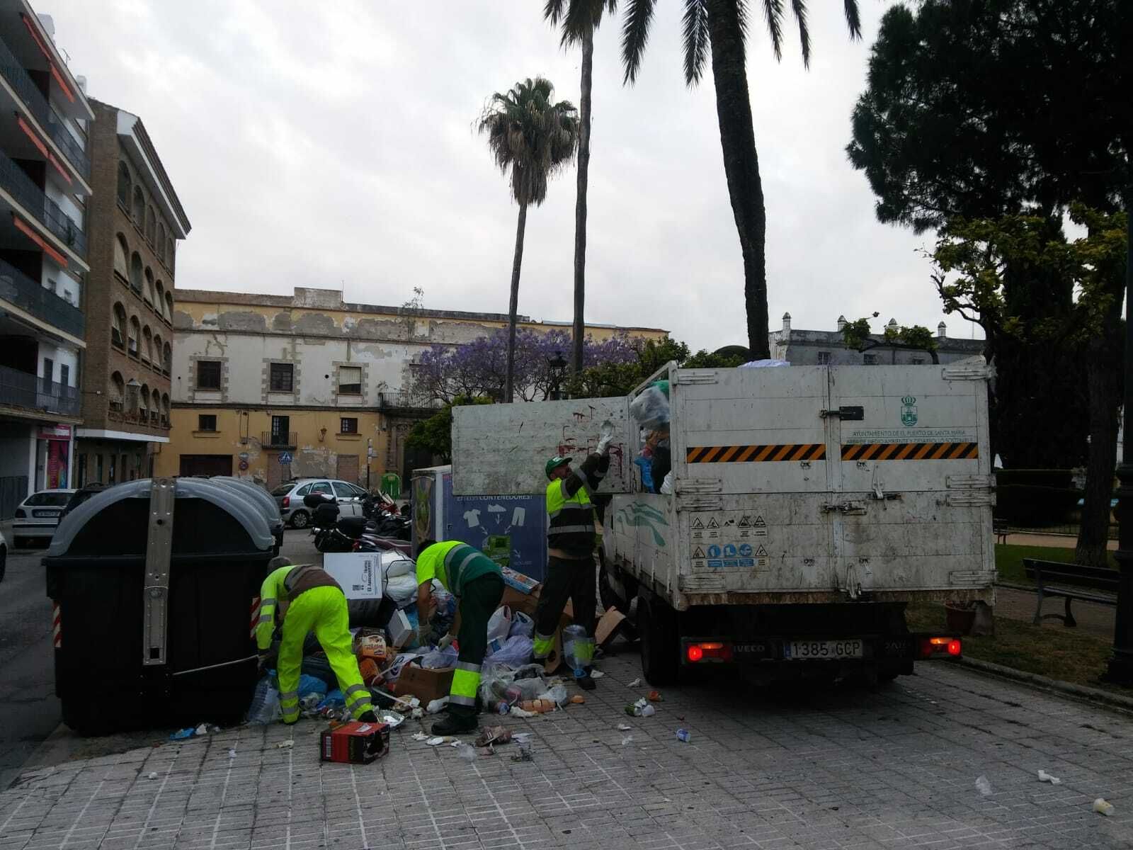 Trabajadores comienzan a retirar las toneladas de basuras que se han acumulado durante la huelga.