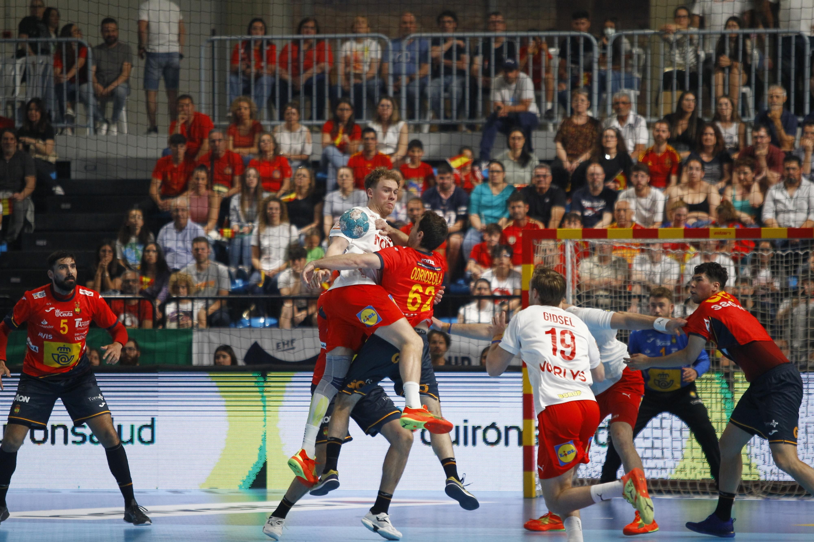 Imágenes del España-Dinamarca de la EHF Euro Cup de balonmano, en Almería