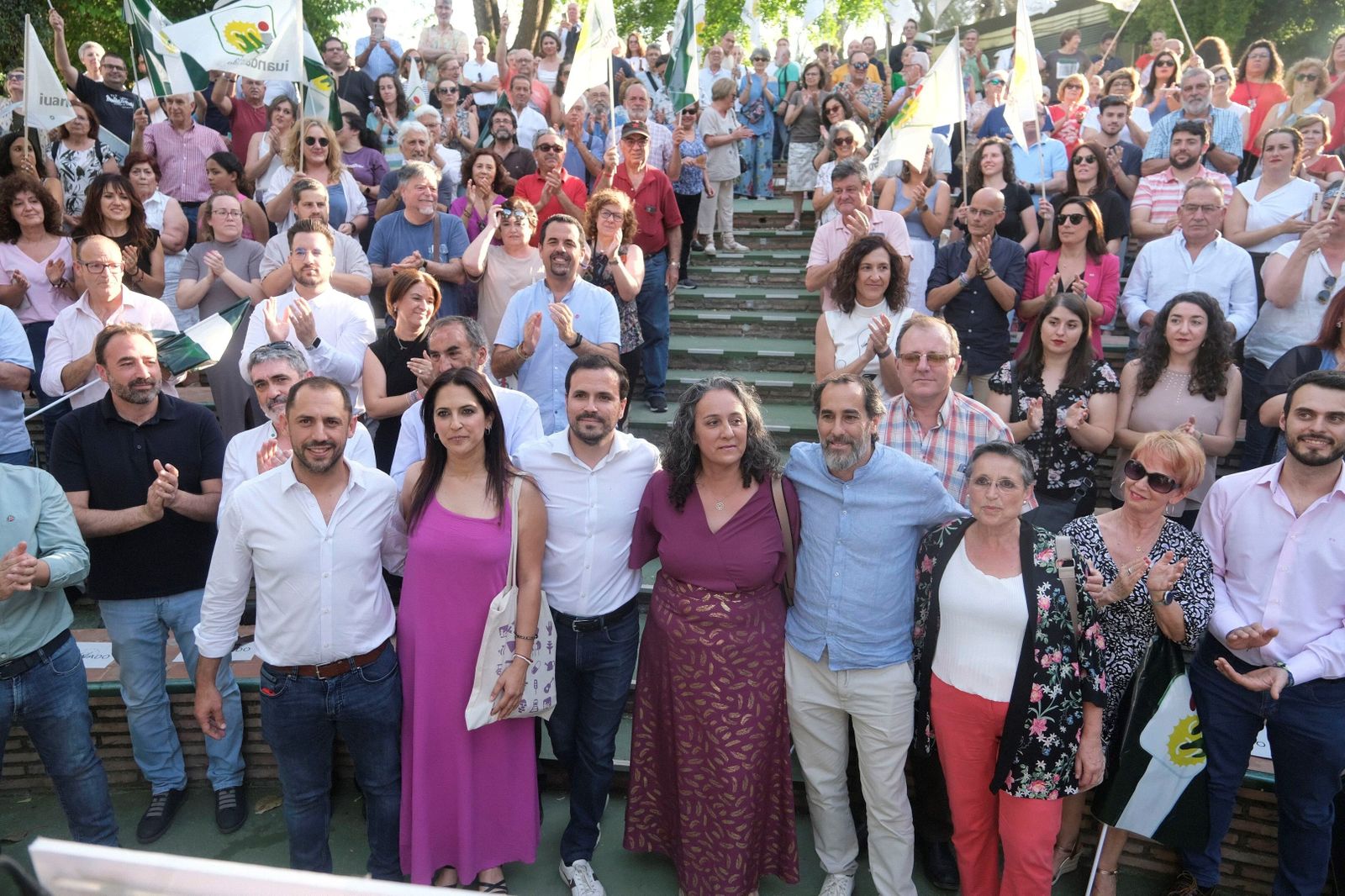El ministro Alberto Garzón, con los alcaldables de IU en la provincia de Córdoba.