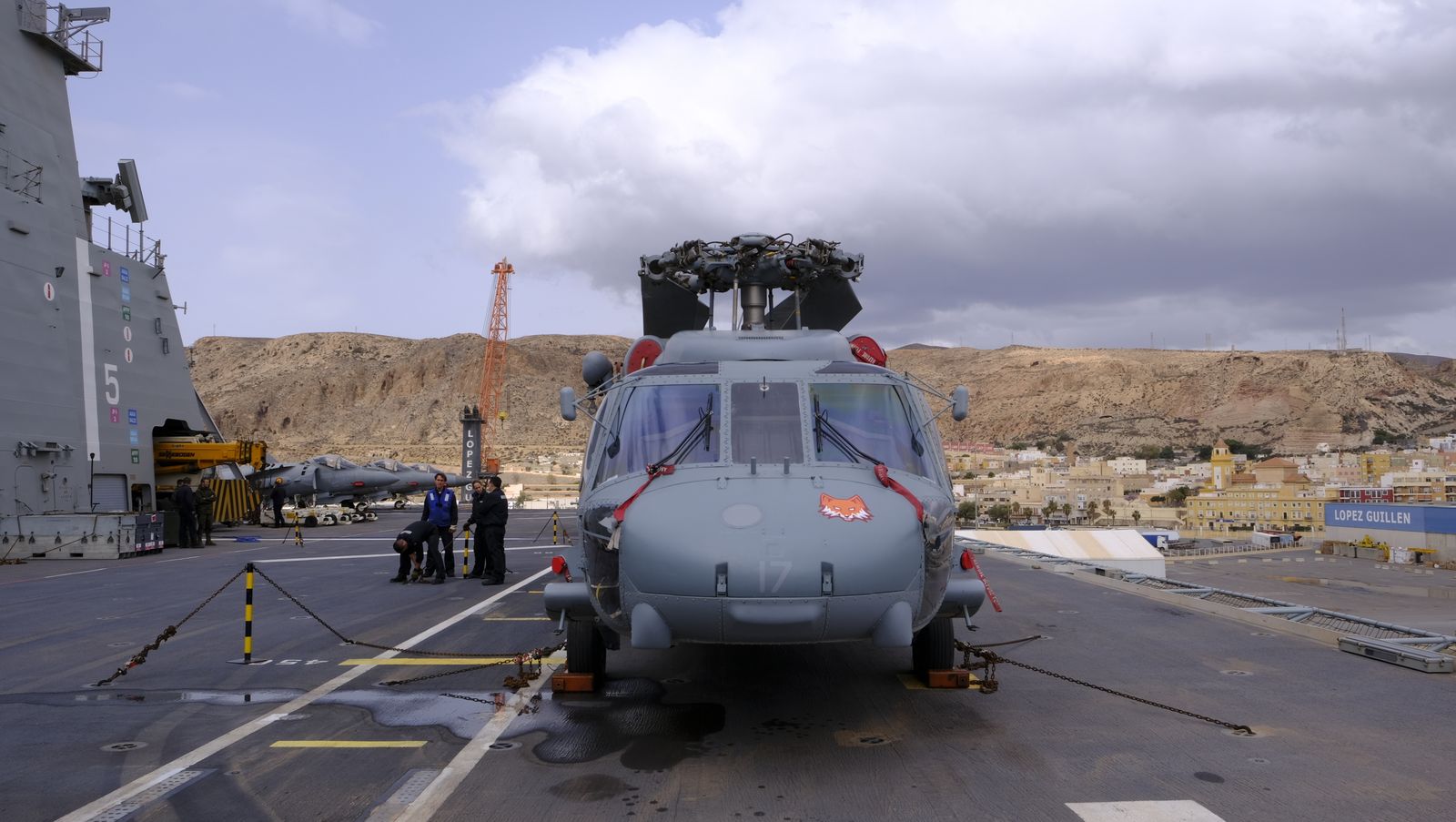 Fotogalería de la visita al portaaviones Juan Carlos I. Puerto de Almería.