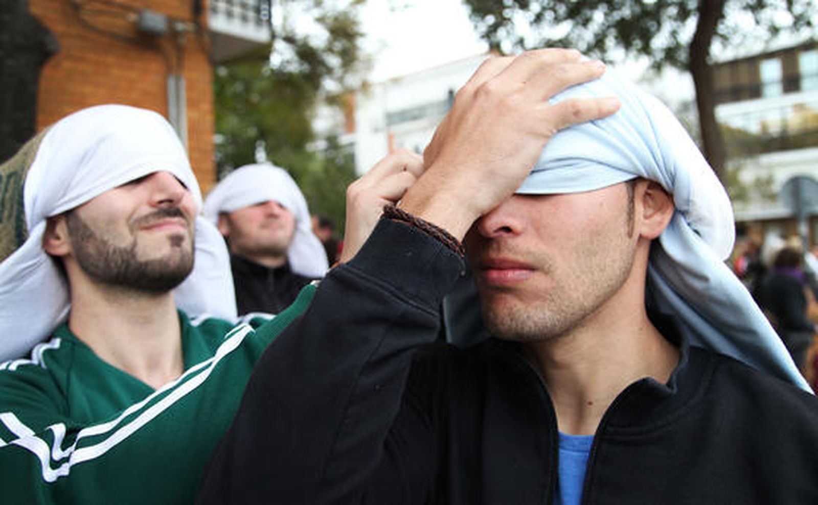 Los costaleros del misterio de San Benito se ayudan a terminar de ponerse el costal, herramienta elegida para llevar al Santísimo Cristo de la Clemencia por las calles de la ciudad en busca de la Catedral.

Foto: Vanesa Lobo
