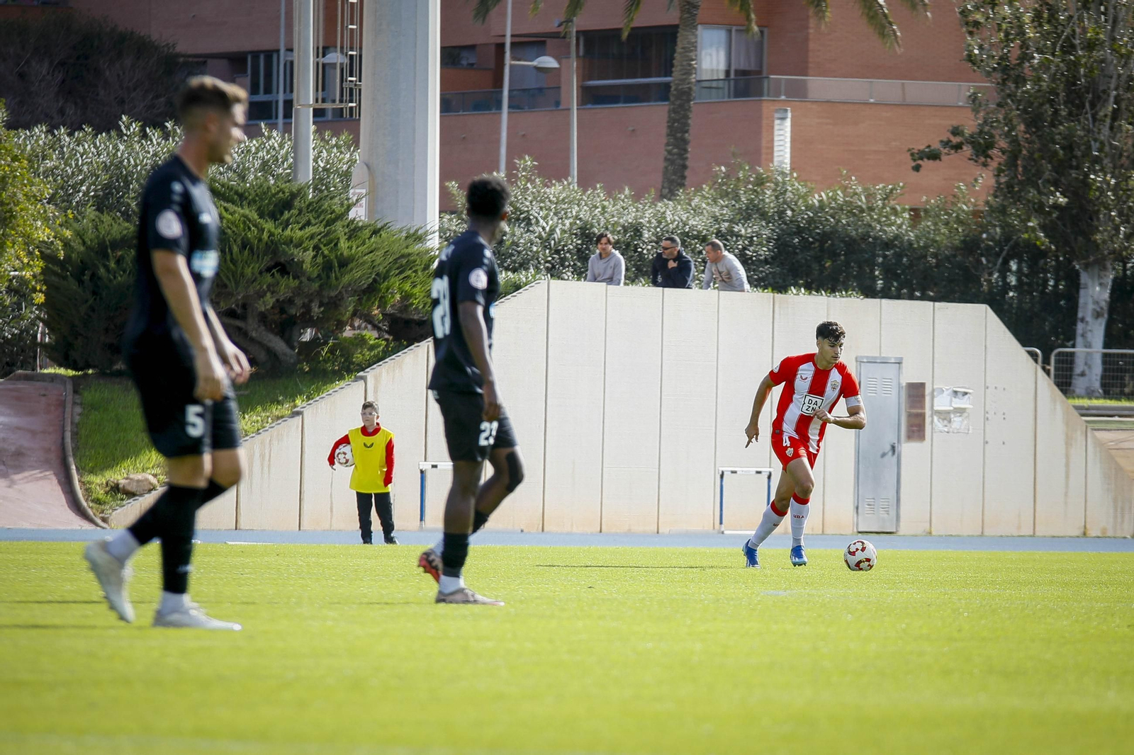 El central madrileño se dispone a realizar un pase en línea durante un encuentro con el Almería B de la pasada temporada.