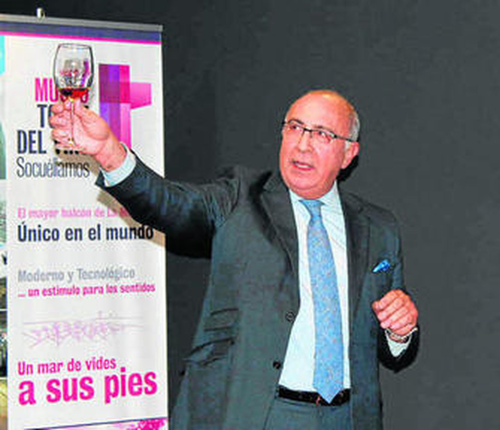 Antonio Flores durante el acto de entrega en el que ofreció una cata magistral.