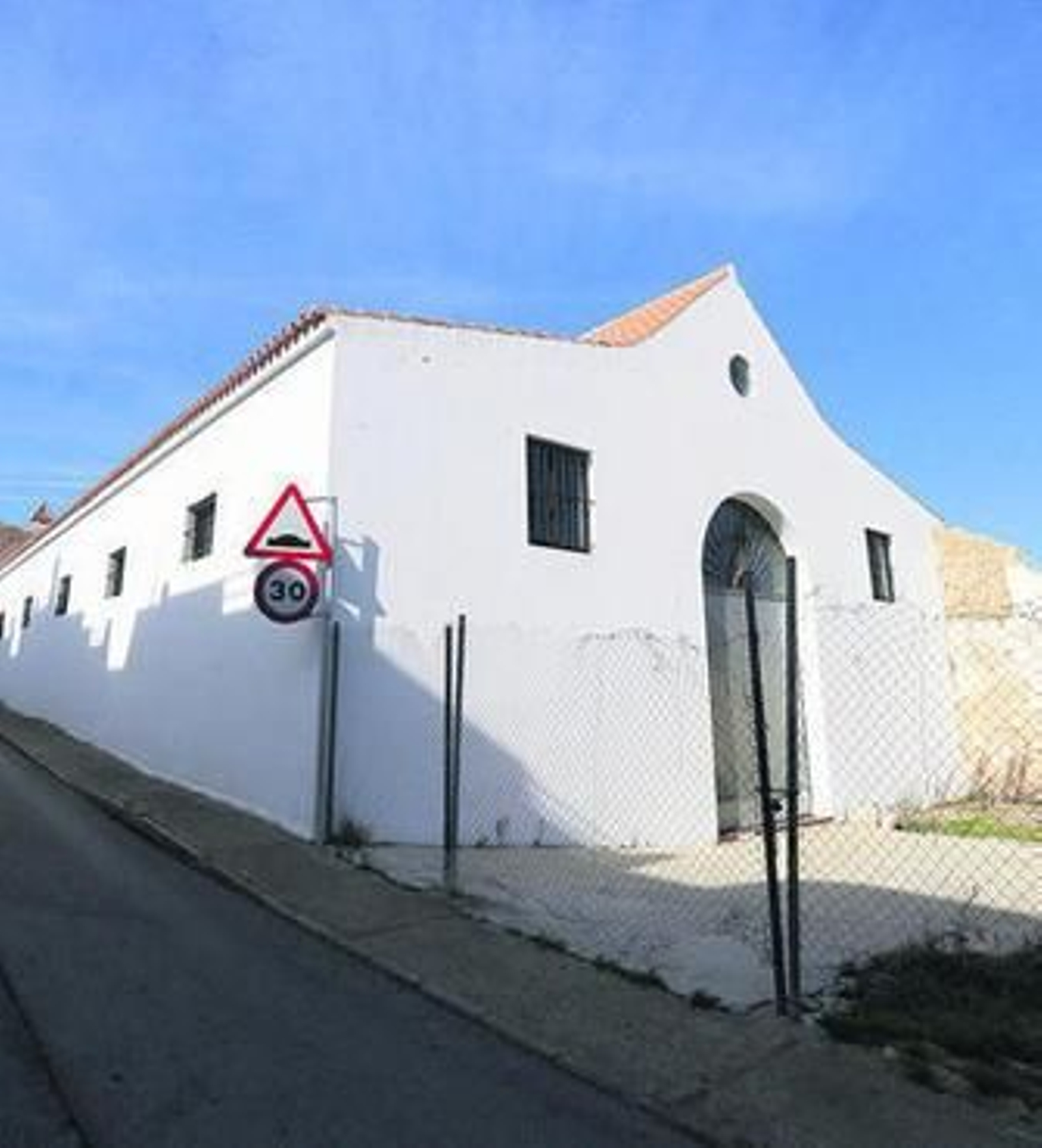 Vista exterior de la nave de las cofradías, en la calle Costaleros.