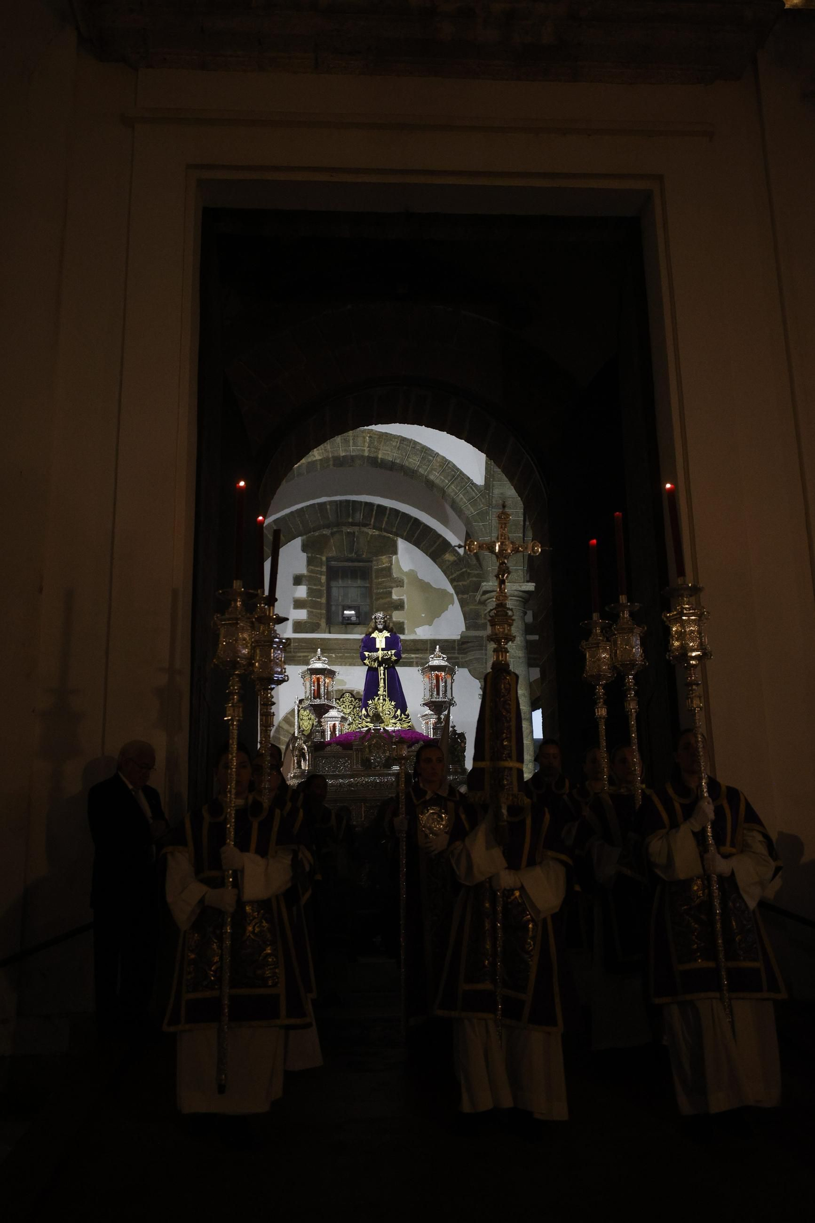 Imágenes de la salida de Medinaceli en la Semana Santa de Cádiz 2025
