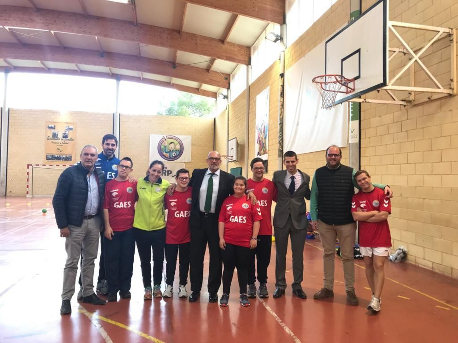 Jóvenes con síndrome de Down se inician en el balonmano.
