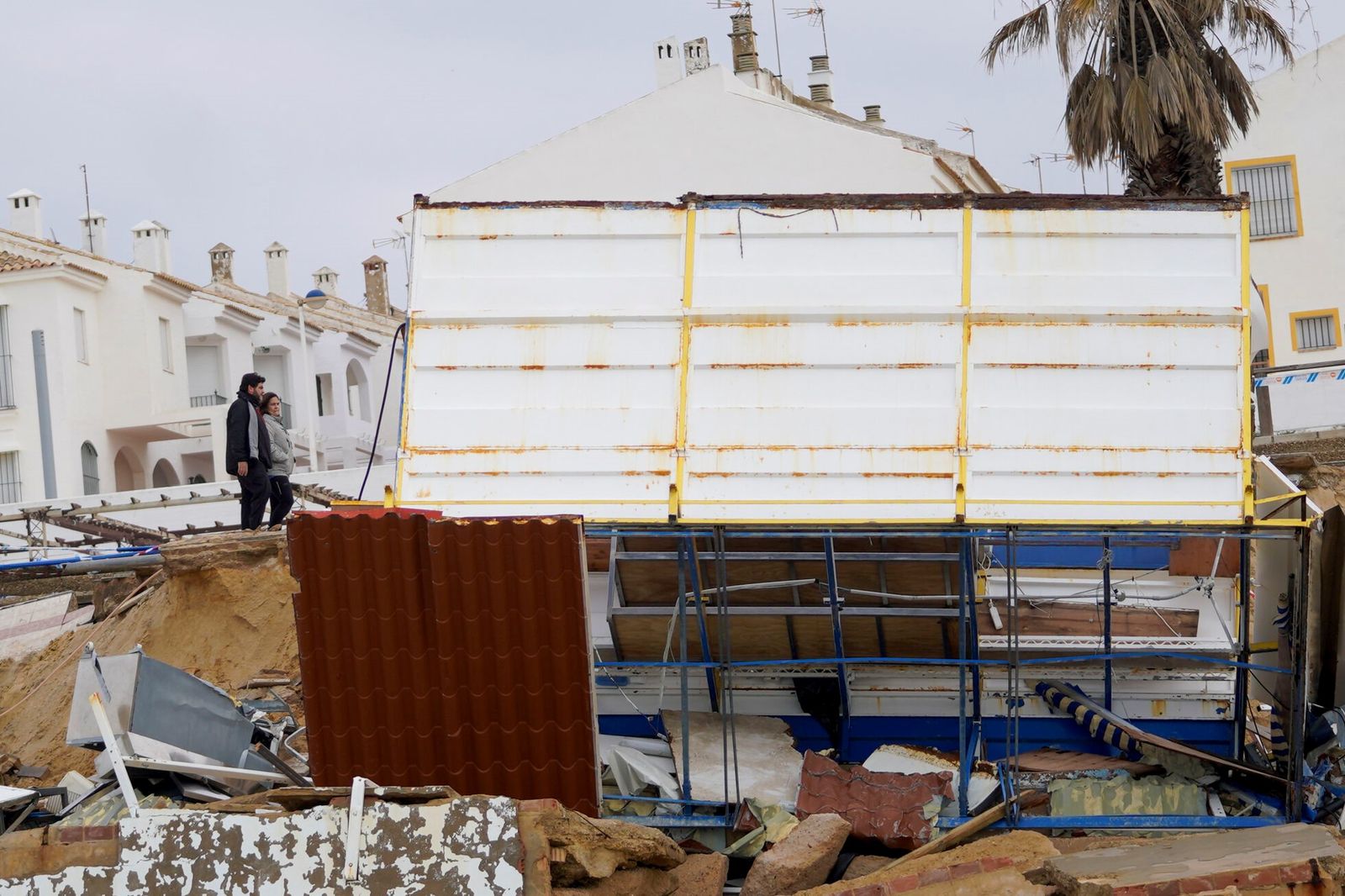Los destrozos causados por el último temporal a la playa y al paseo marítimo de Matalascañas