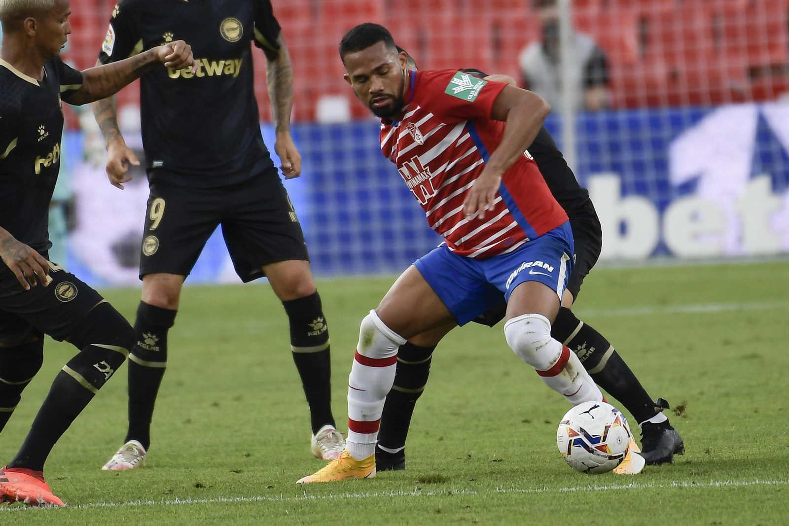 Herrera pugna por la pelota frente a Deyverson