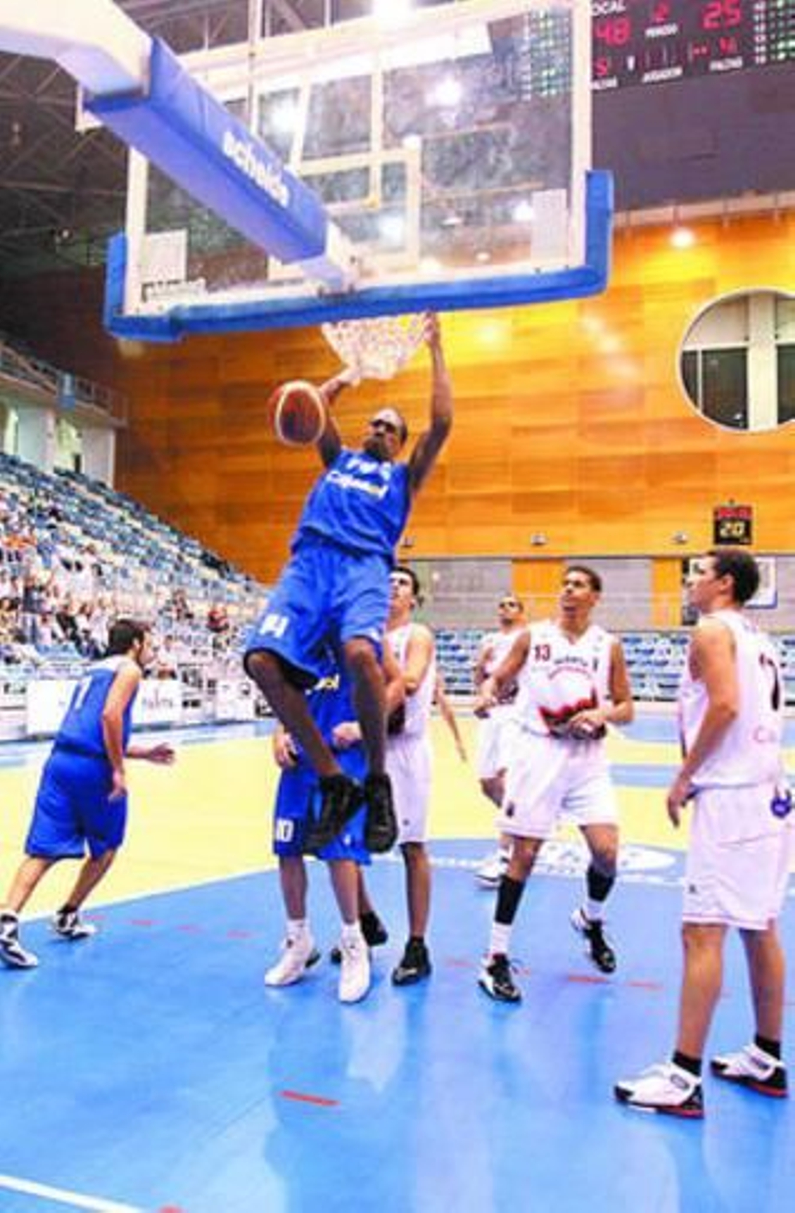 En el partido inaugural de la Liga el CD Huelva ganó al Cantabria. En el partido inaugural de la Liga el CD Huelva ganó al Cantabria.