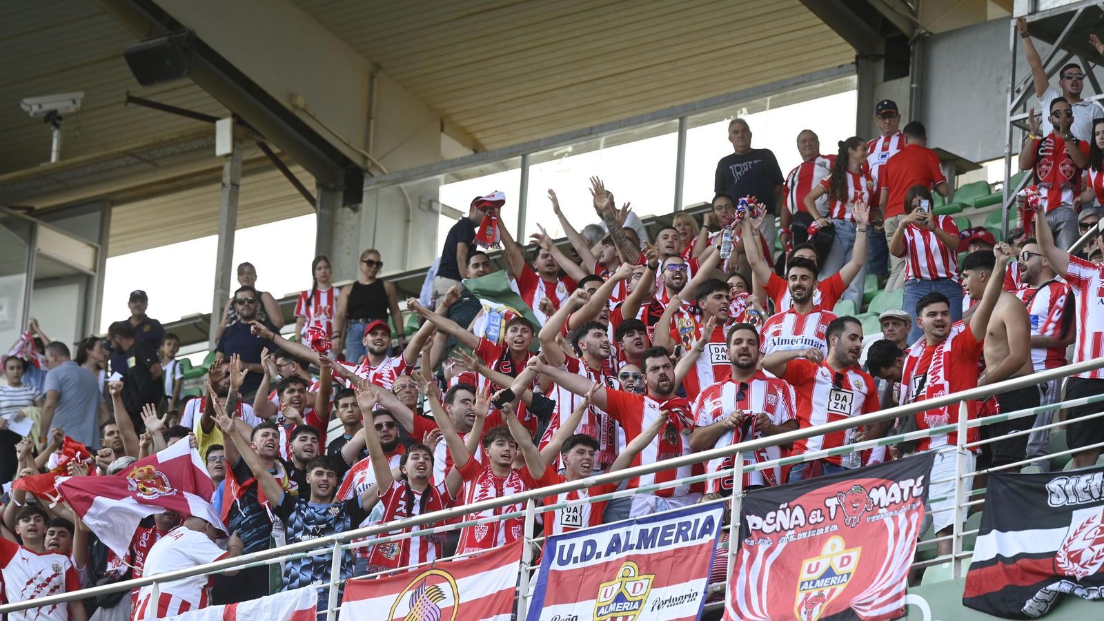 Alrededor de medio millar de aficionados rojiblancos acudieron al Nuevo Arcángel