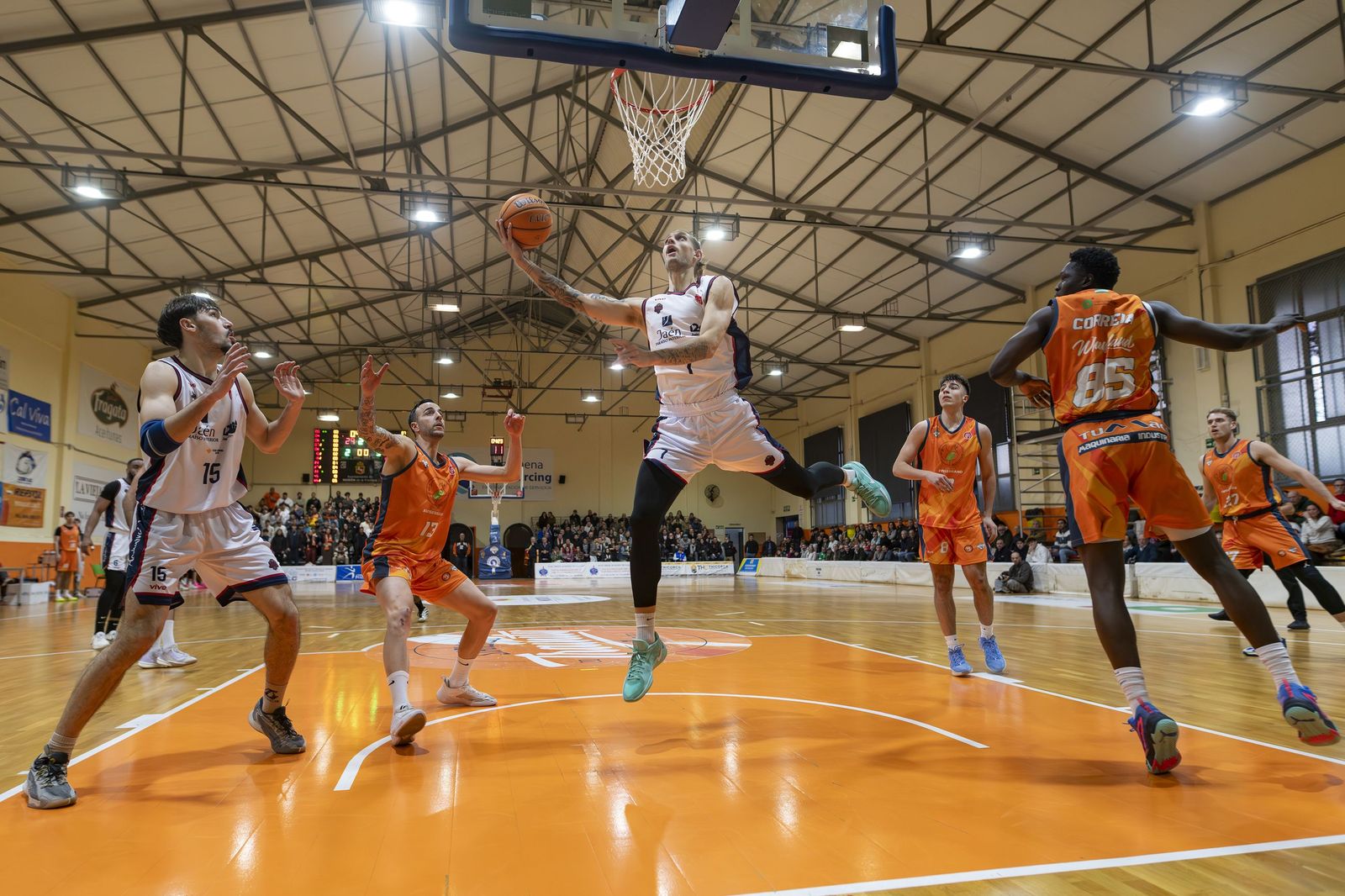 Tikhonenko, en una entrada a canasta.