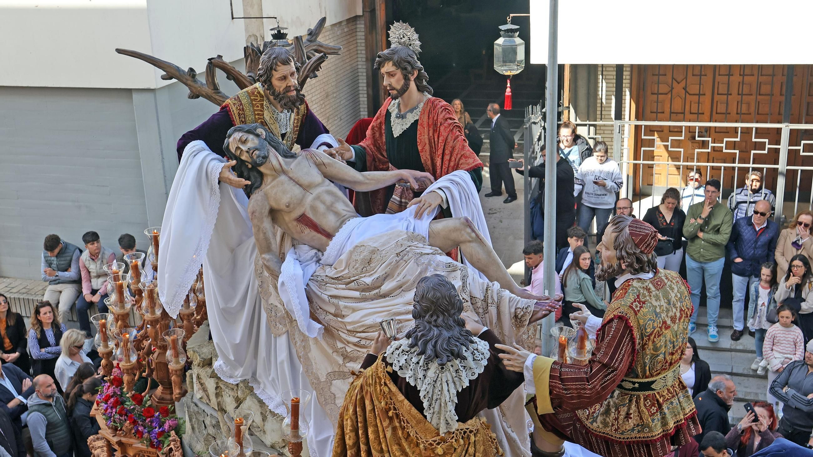 Parte del conjunto escultórico de la Sagrada Mortaja el pasado Sábado Santo. Parte del conjunto escultórico de la Sagrada Mortaja el pasado Sábado Santo.