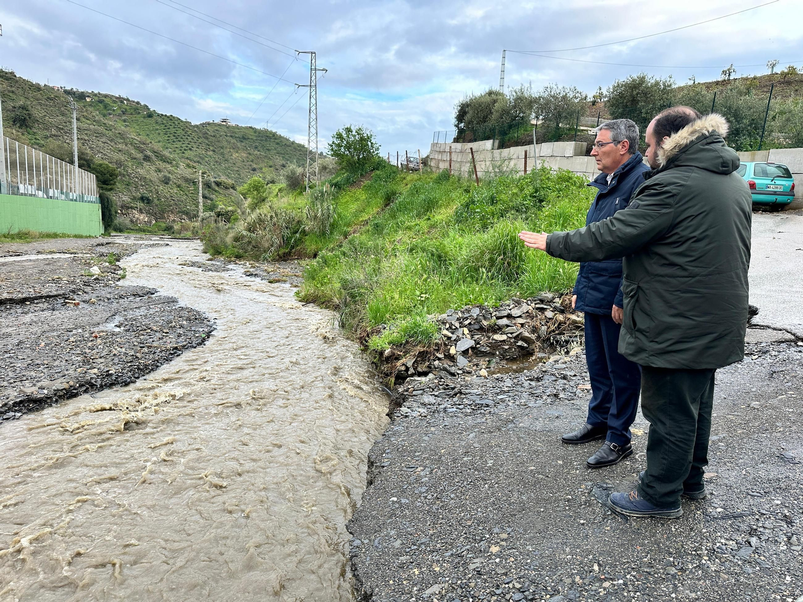 Socavones en la playa de Torre de Benagalbón a causa de la última borrasca