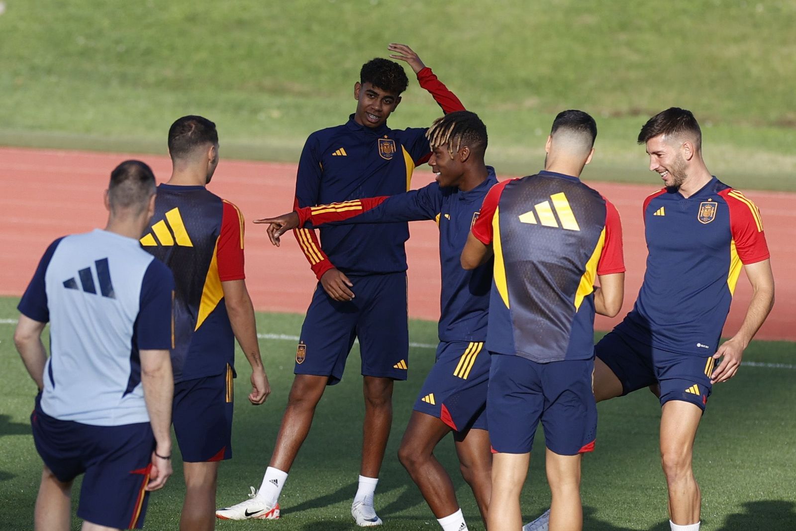 Yamine Lamal y Nico Williams, con otros compañeros de la selección española.