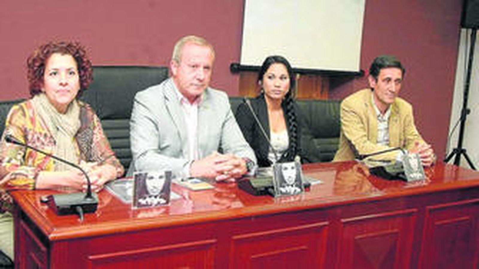 La artista con el alcalde Juan José López y dos concejales.