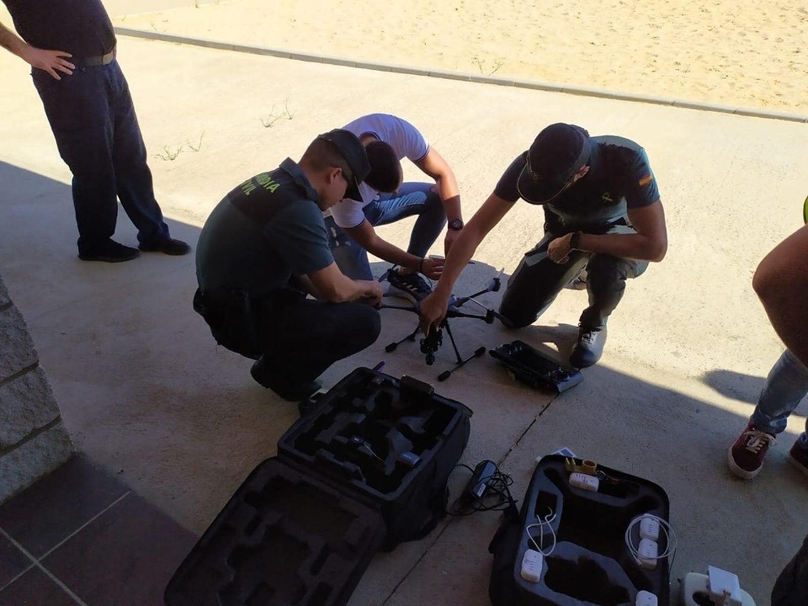 Agentes de la Guardia Civil con un dron.