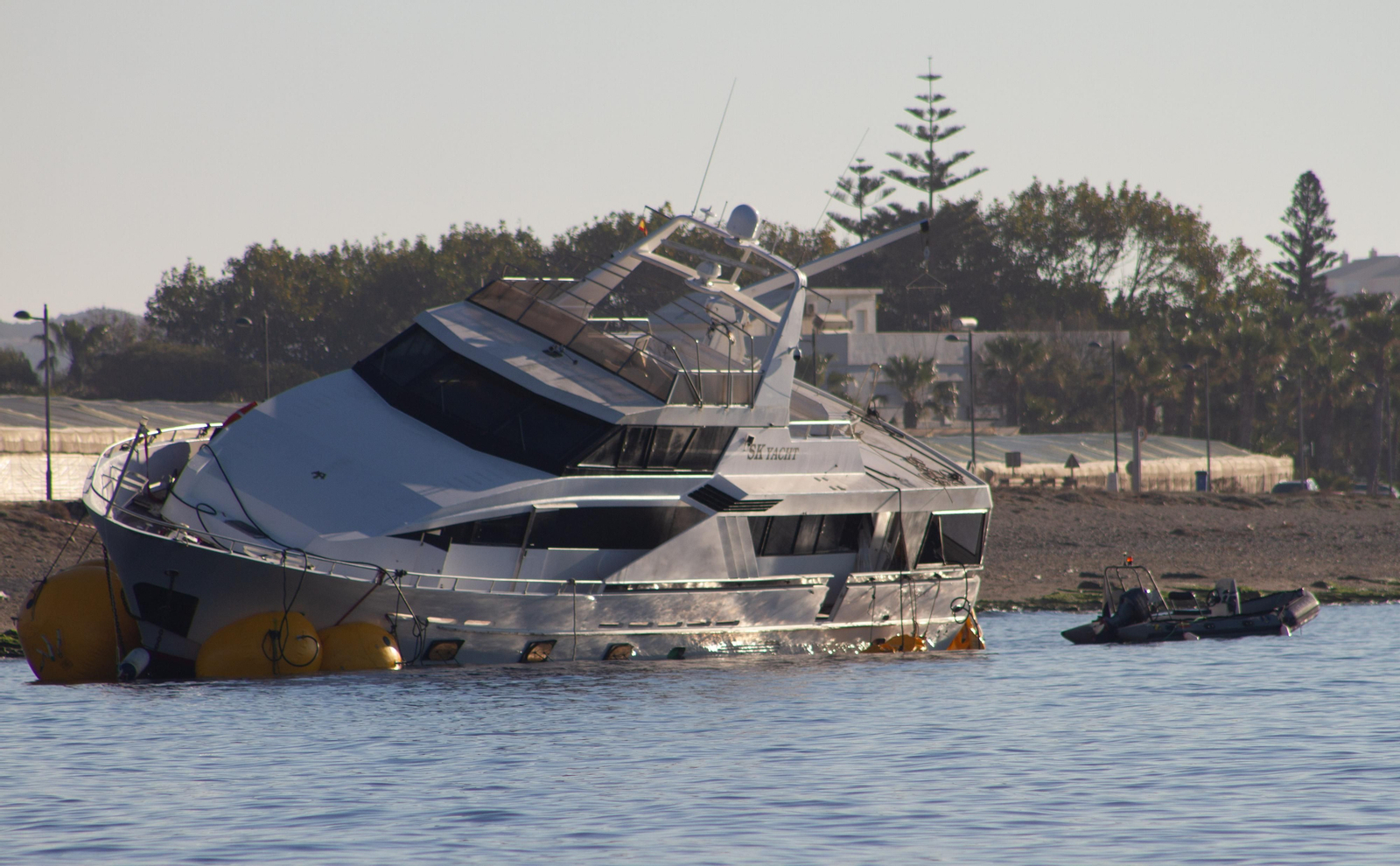 Así ha sido el trabajo de más de 8 horas para reflotar el yate encallado en Carchuna