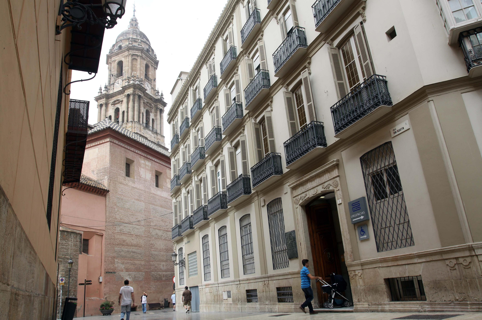 Puerta principal del Hospital Dr. Gálvez, junto a la Catedral de Málaga.