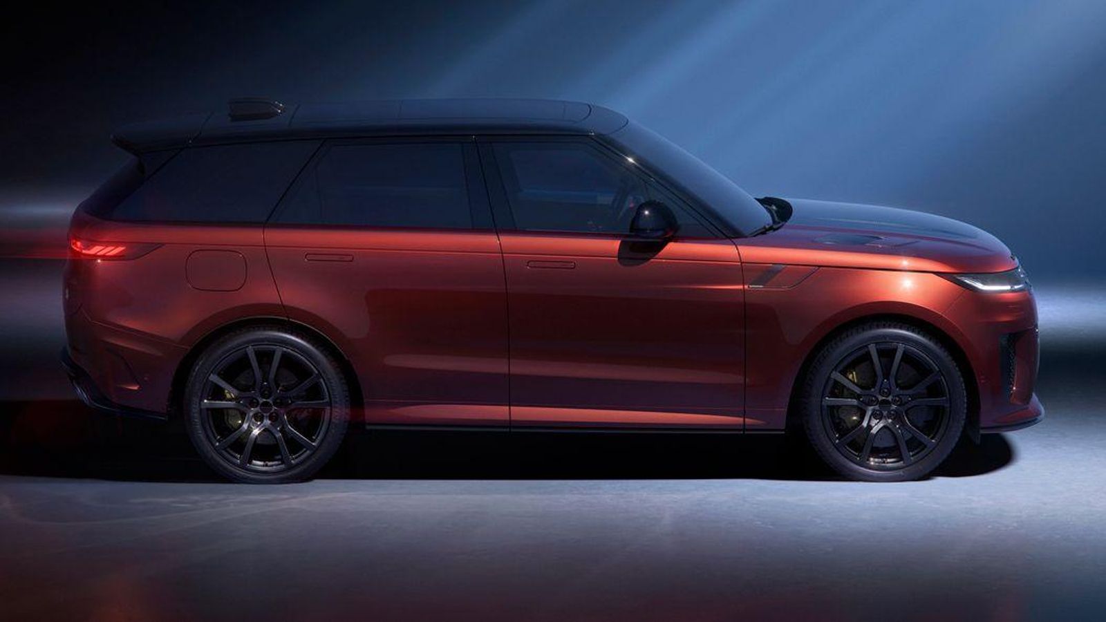 El Carbon es la tercera versión del Range Rover Sport SV, tras el básico a la venta por 205.850 euros y el Black, cuyo precio es de 221.200 euros.