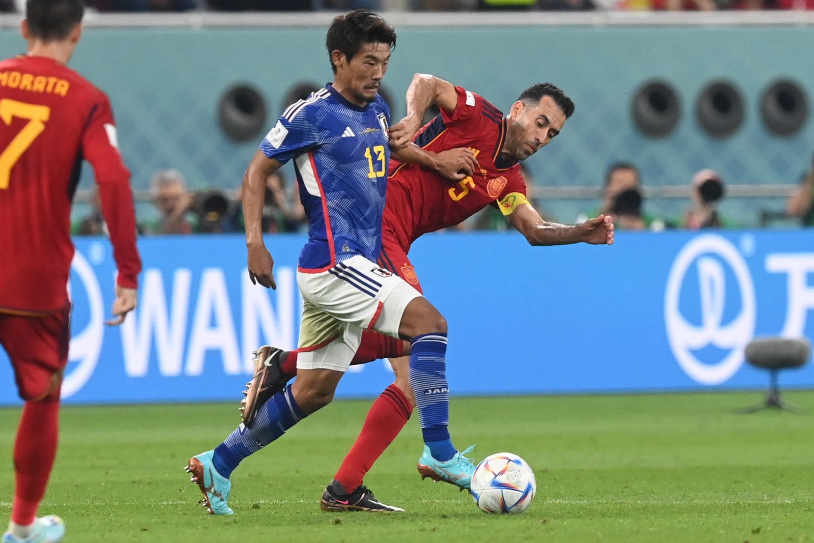 Busquets, superado por Morita en la pugna por el balón.