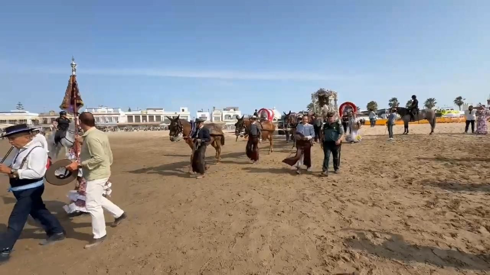 La Hermandad del Rocío de Jerez embarca en Bajo de Guía, cruza el Guadalquivir y ya está en Doñana