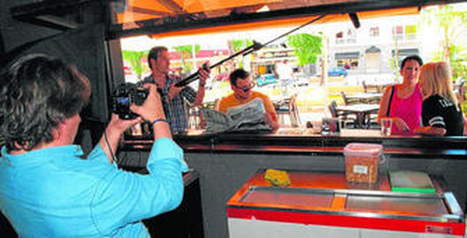 1.2.3. Varios momentos del rodaje de los primeros capítulos de la serie de humor sobre Lepe, La Logia del Catalán, dirigida por David Díaz, que se ha realizado en distintos establecimientos hosteleros de la localidad onubense.